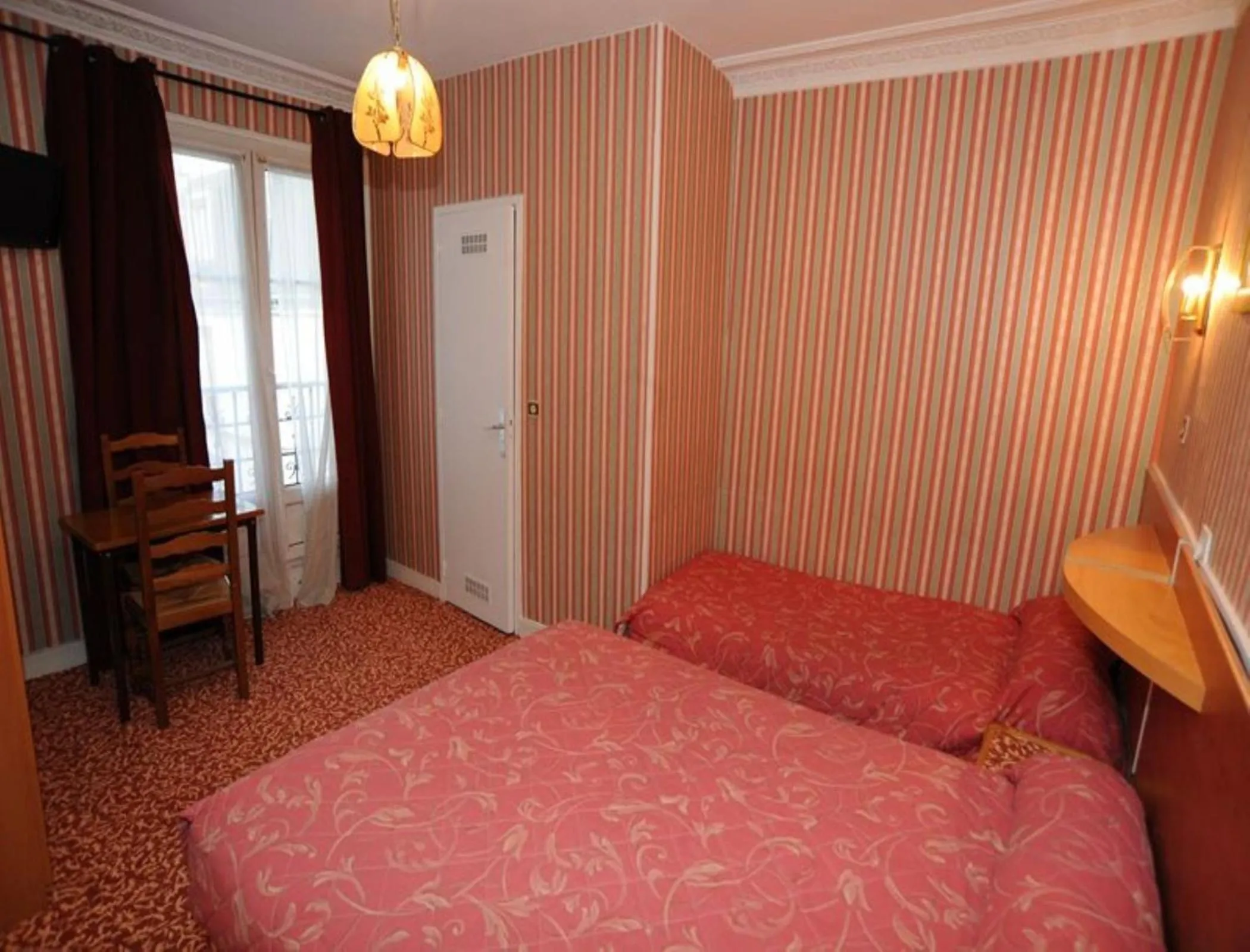 Photo of the whole room, Bed in Sully Hôtel