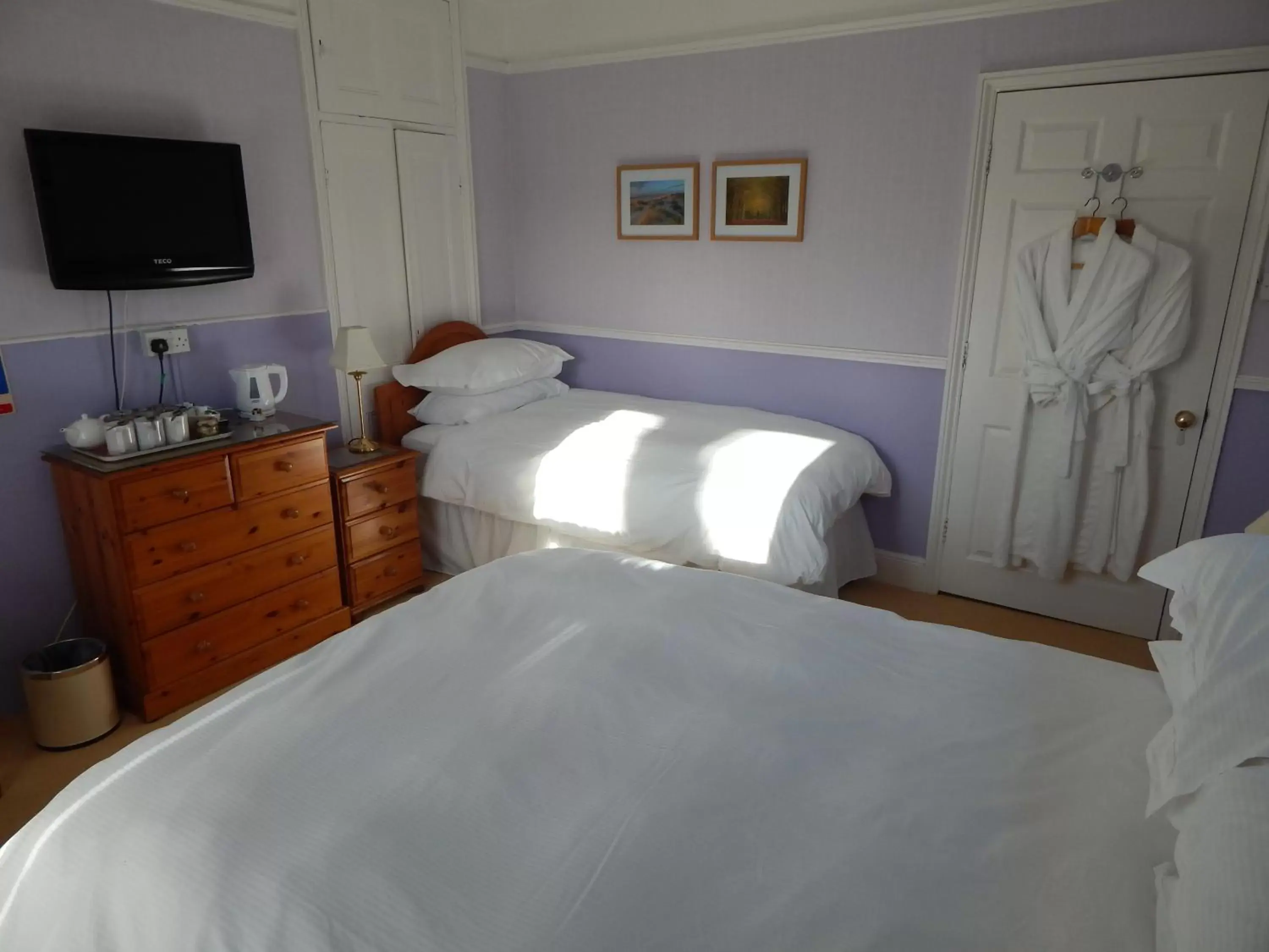 Photo of the whole room, Bed in Fairlight Lodge