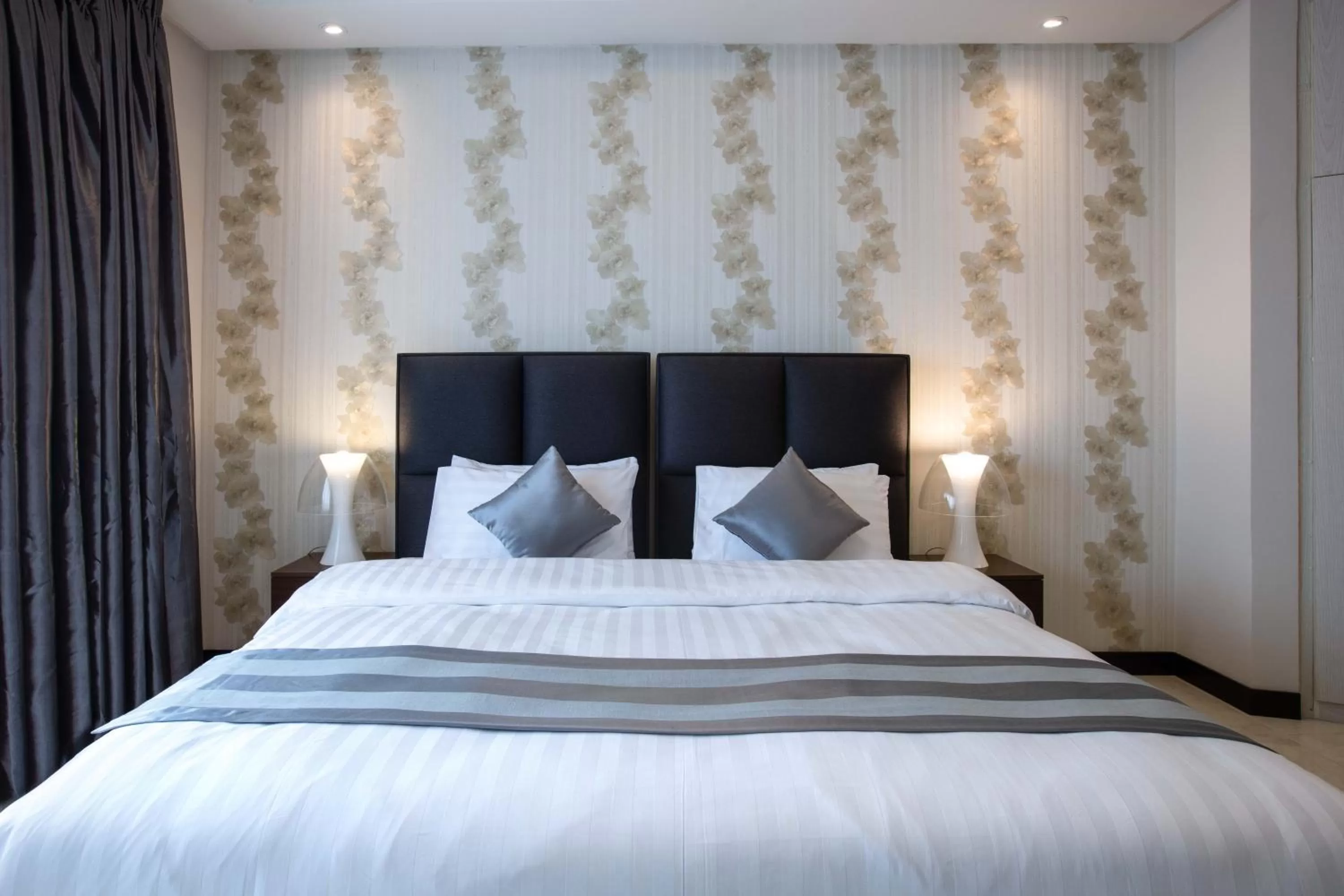 Bed in Loumage S Suites and Spa