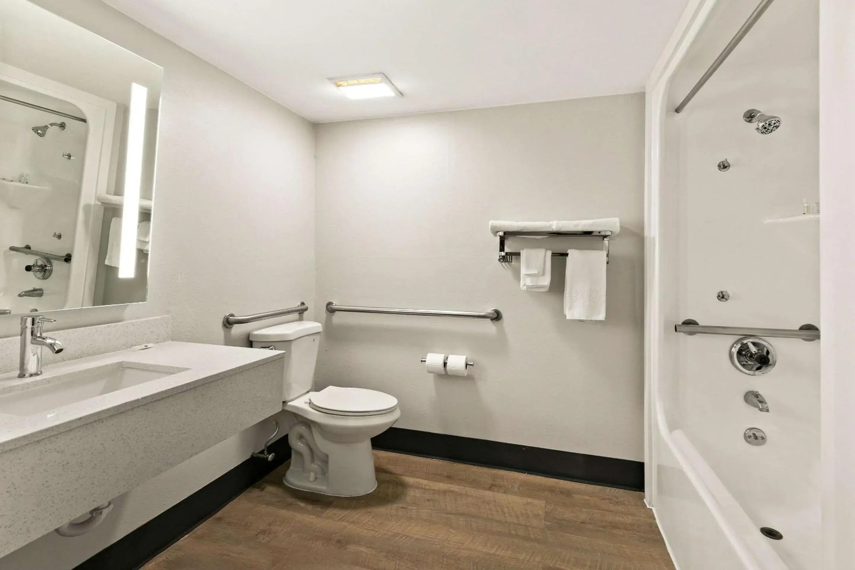 Bedroom, Bathroom in Rodeway Inn