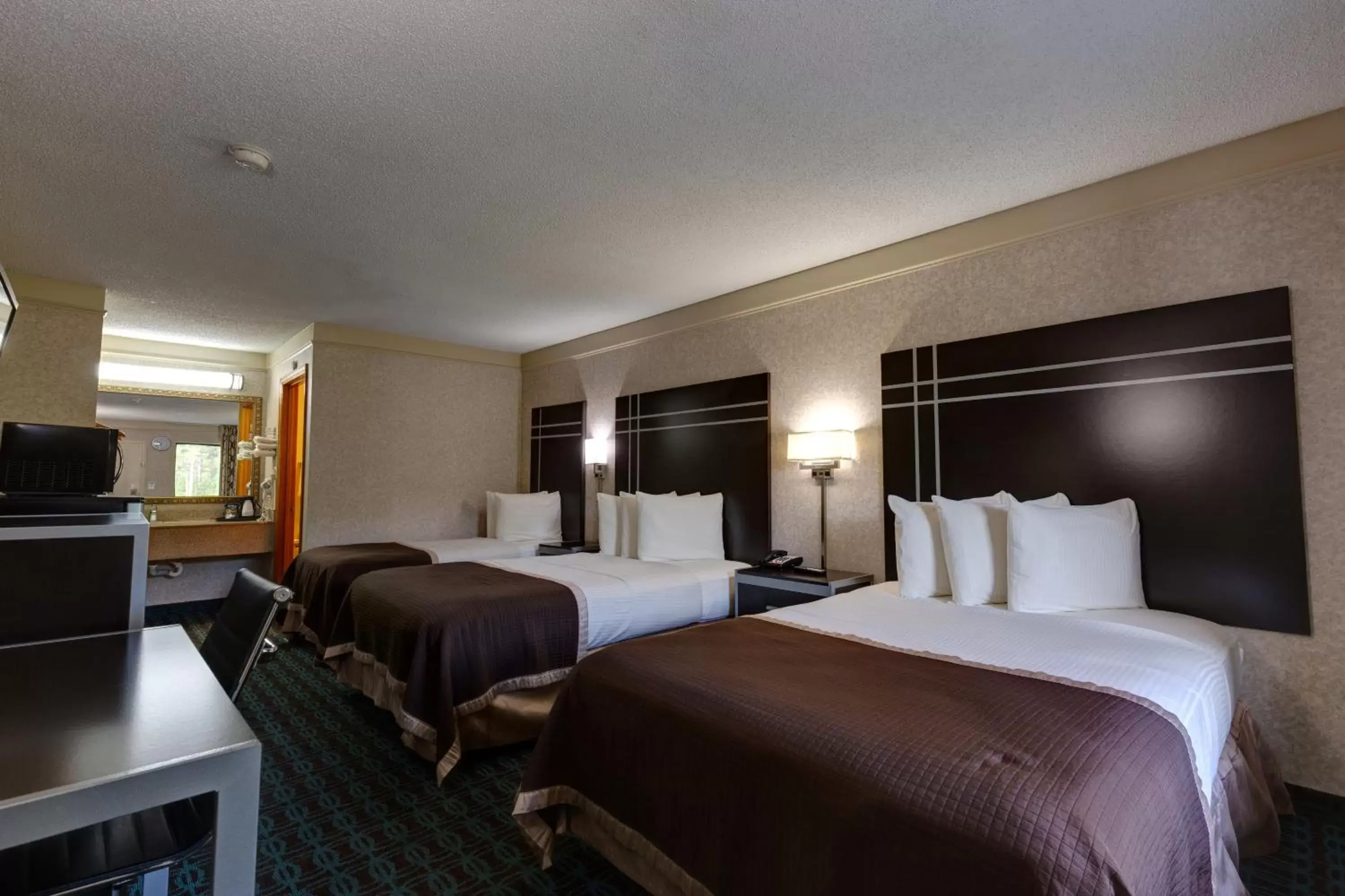 Bed, Room Photo in Deluxe Inn - Fayetteville I-95