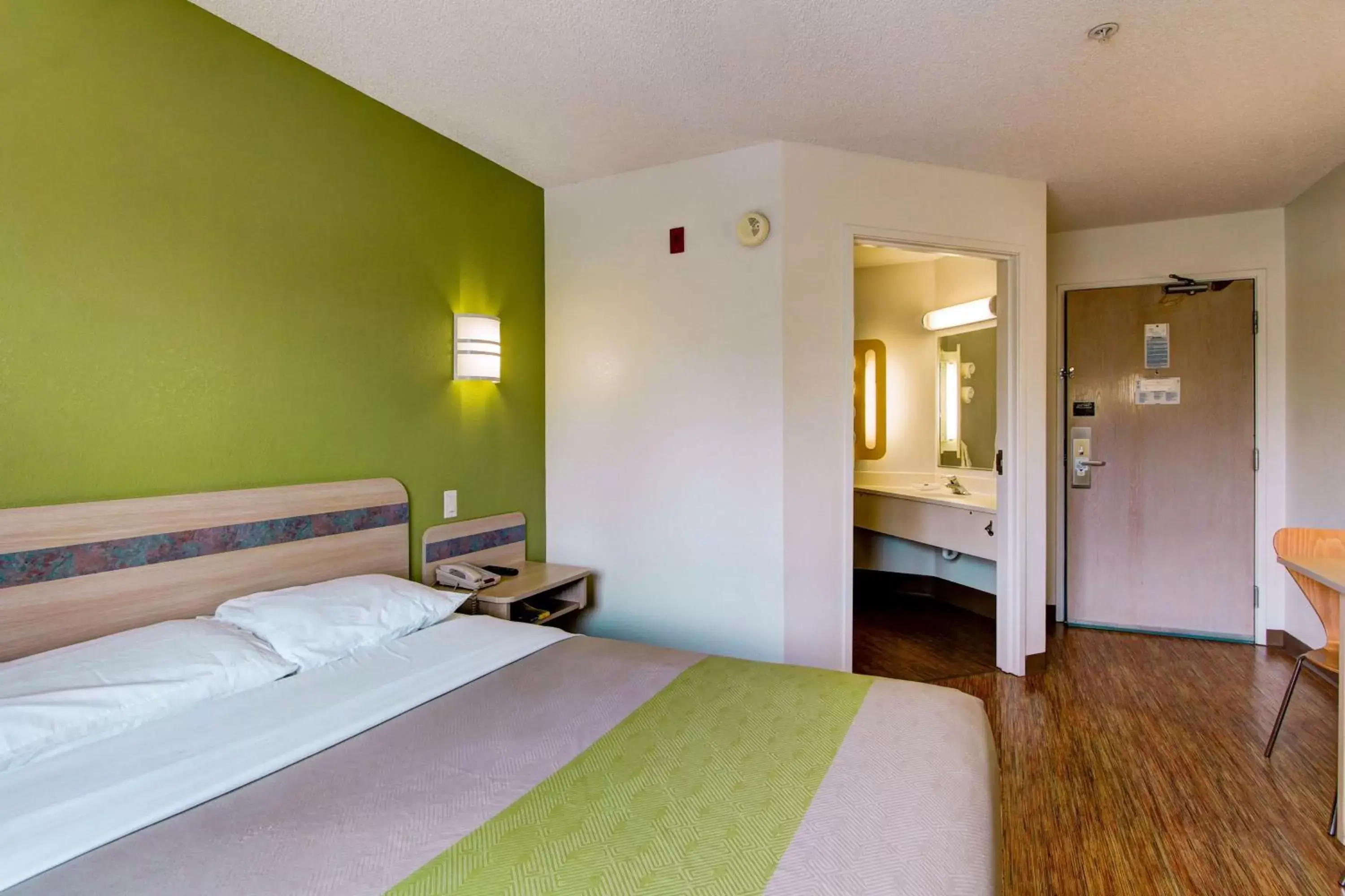 Bedroom, Bed in Motel 6-Aurora, CO - East Aurora