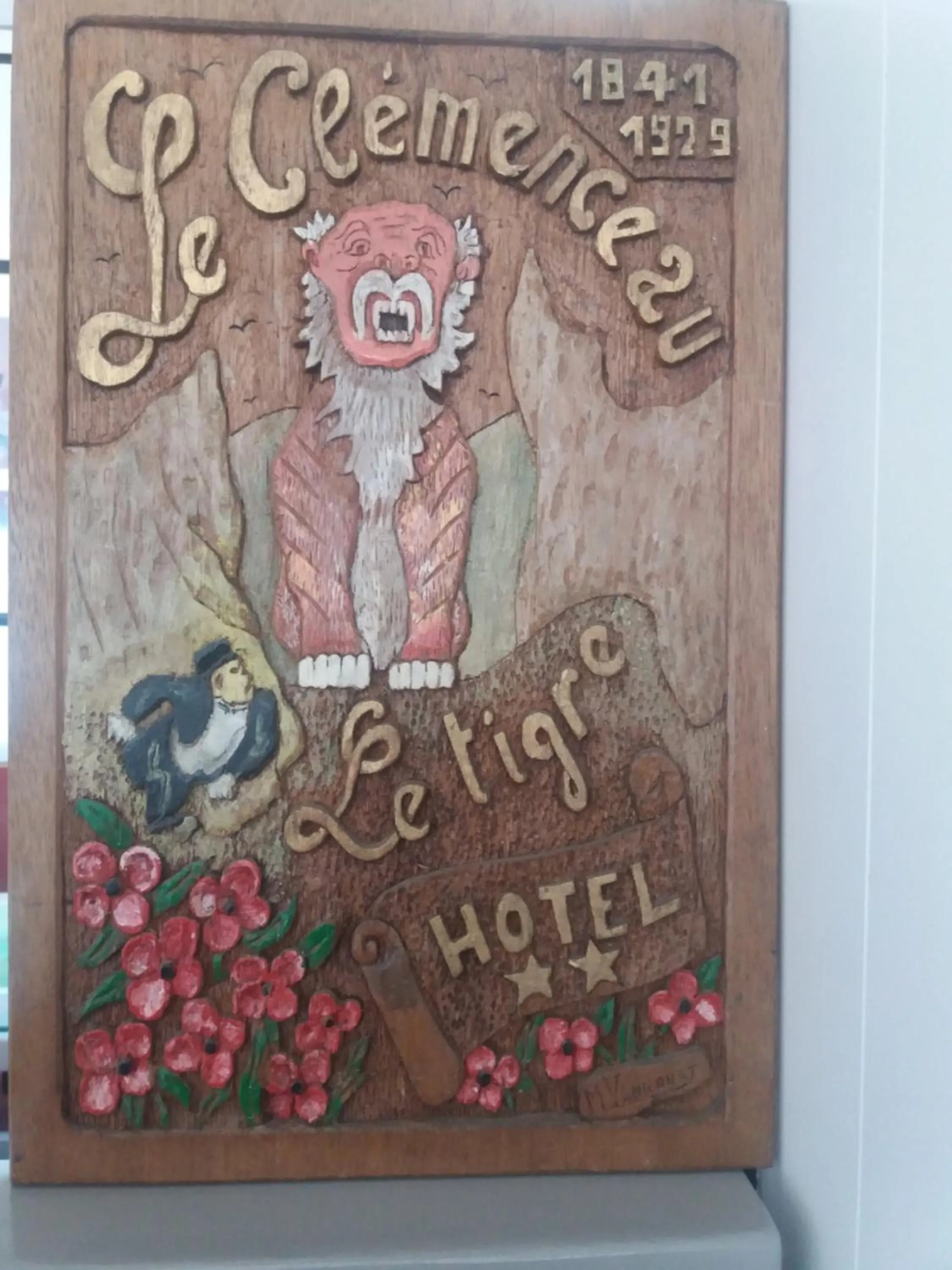 Property logo or sign in Le Clémenceau Hôtel et Appart 'hôtel "Gare Sncf" centre ville