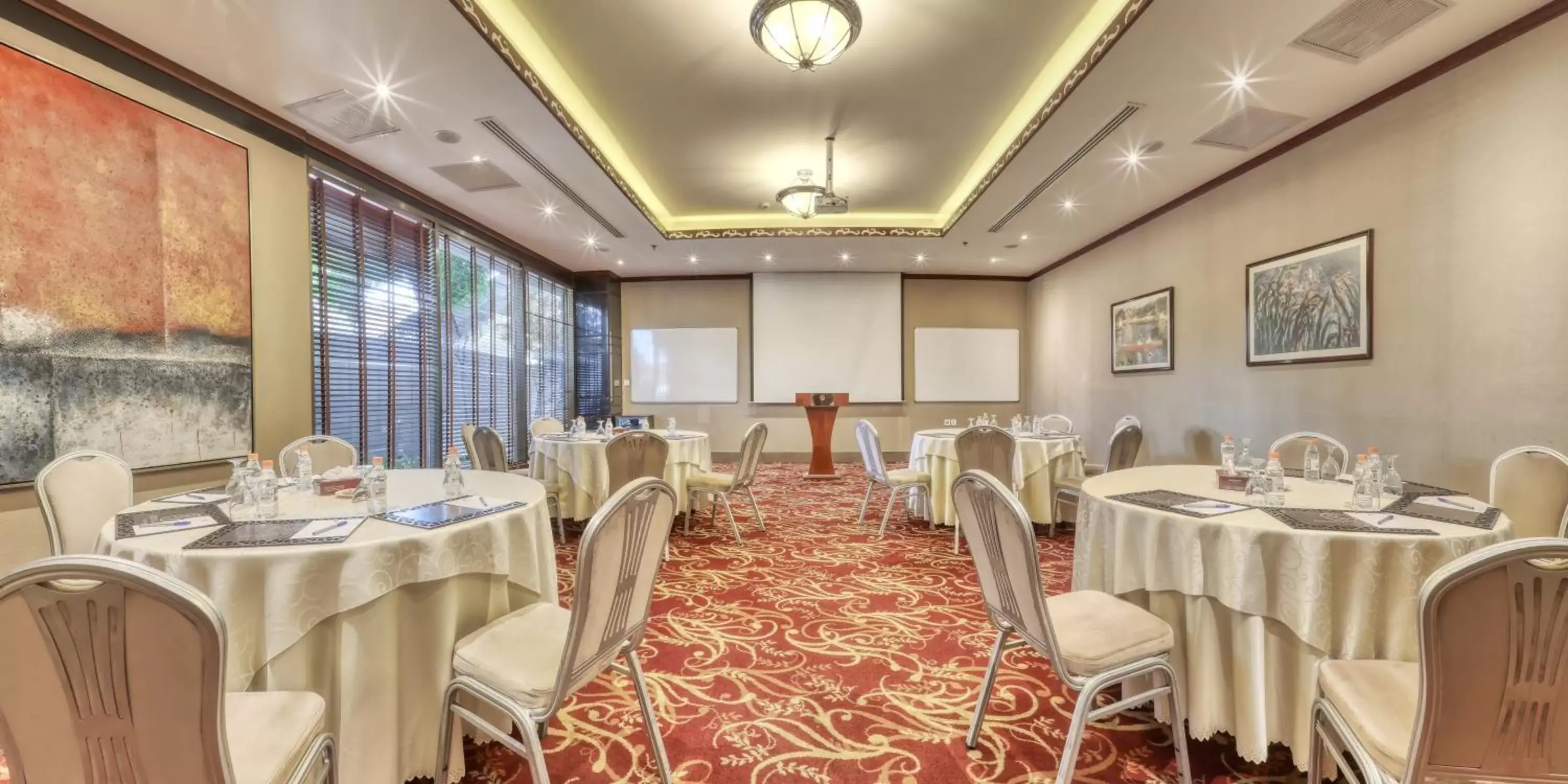 Meeting/conference room, Restaurant/Places to Eat in Geneva Hotel