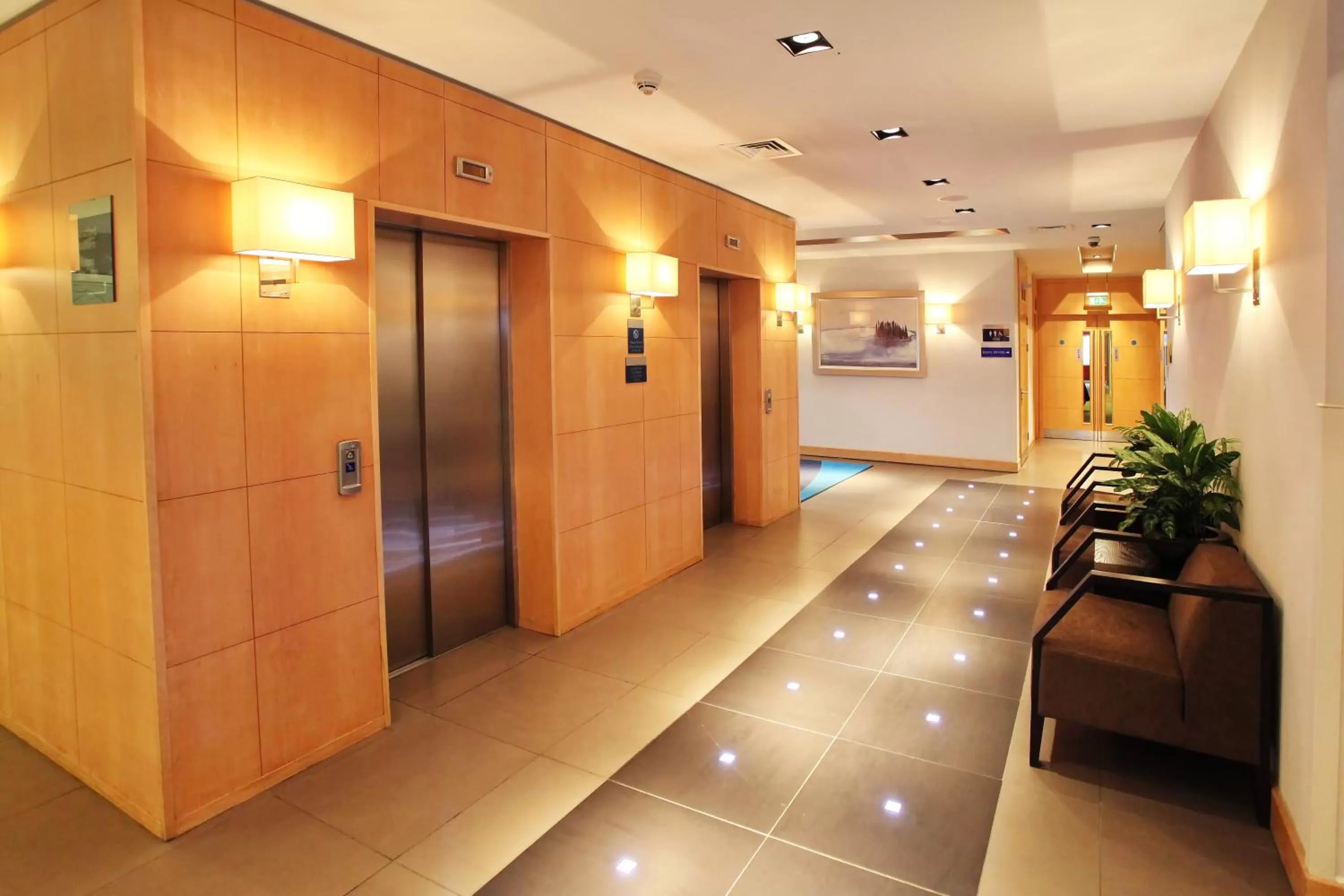 Lobby or reception in Holiday Inn Express Birmingham Redditch by IHG
