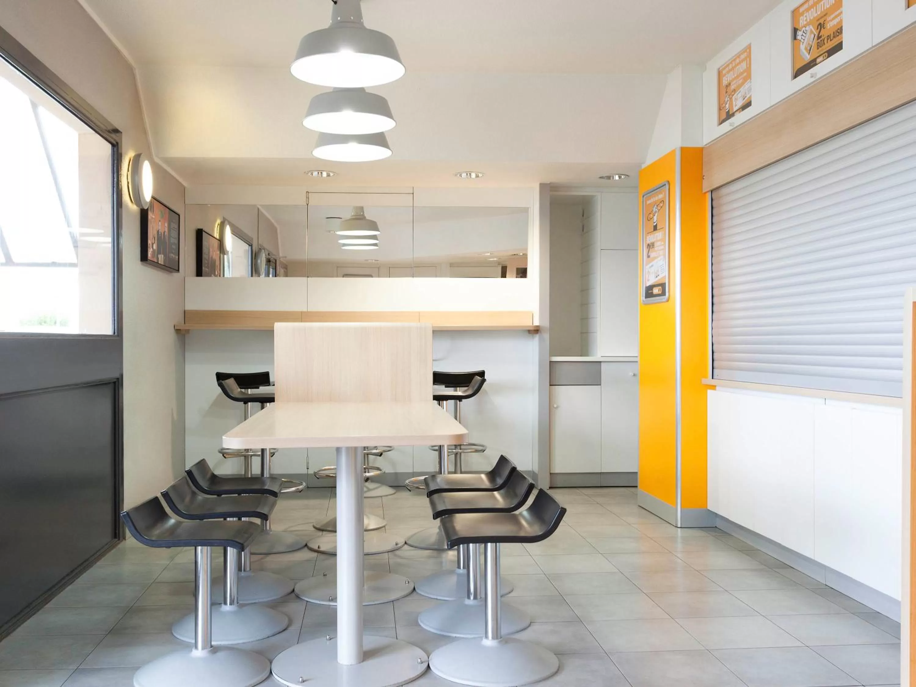 Restaurant/places to eat in Unisotel Sens Nord EX F1