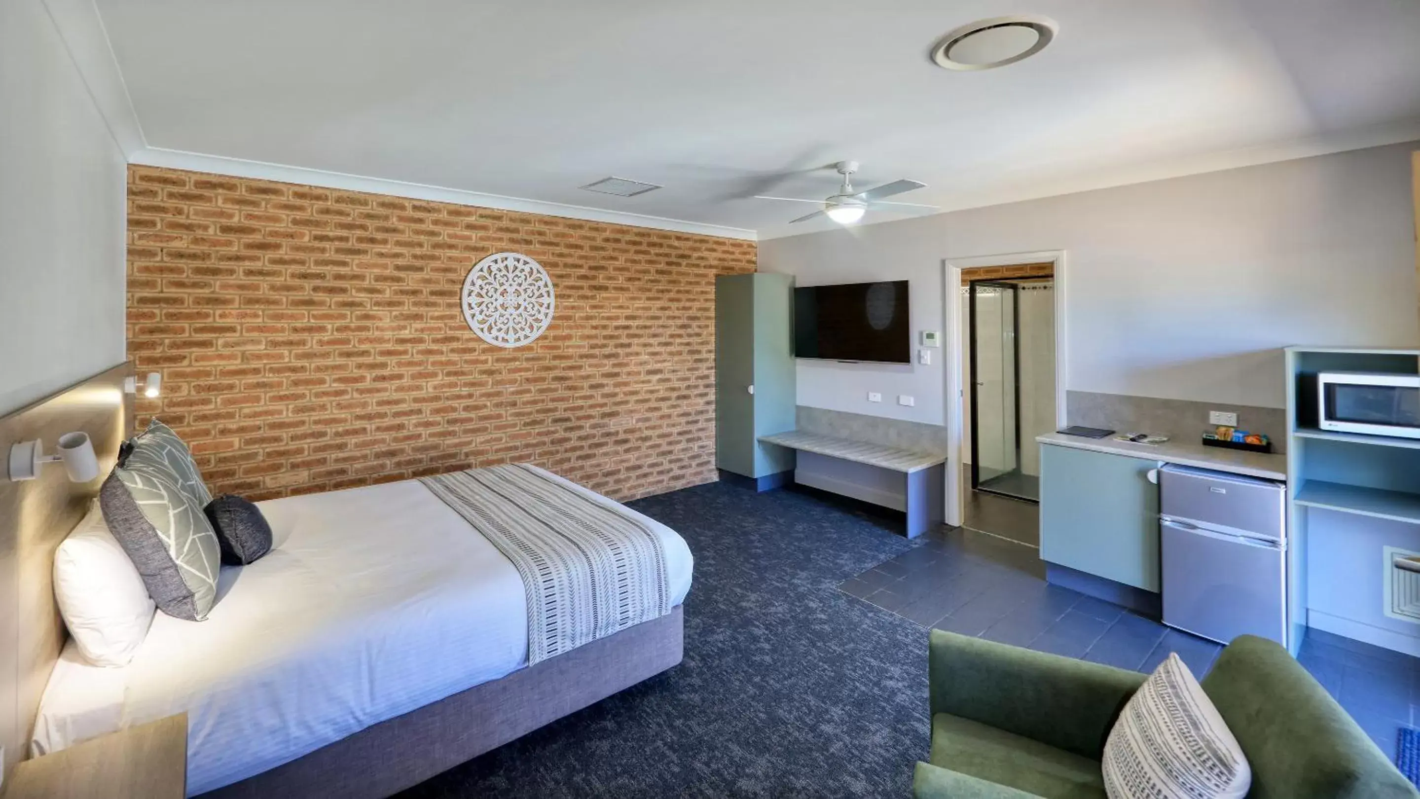 Photo of the whole room in Hamilton Henry Parkes Motor Inn