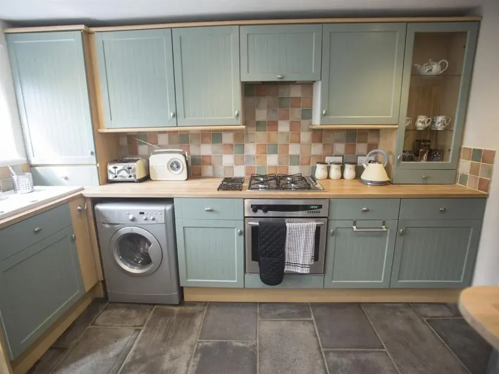 Dining area, Kitchen/Kitchenette in Withy Cottages