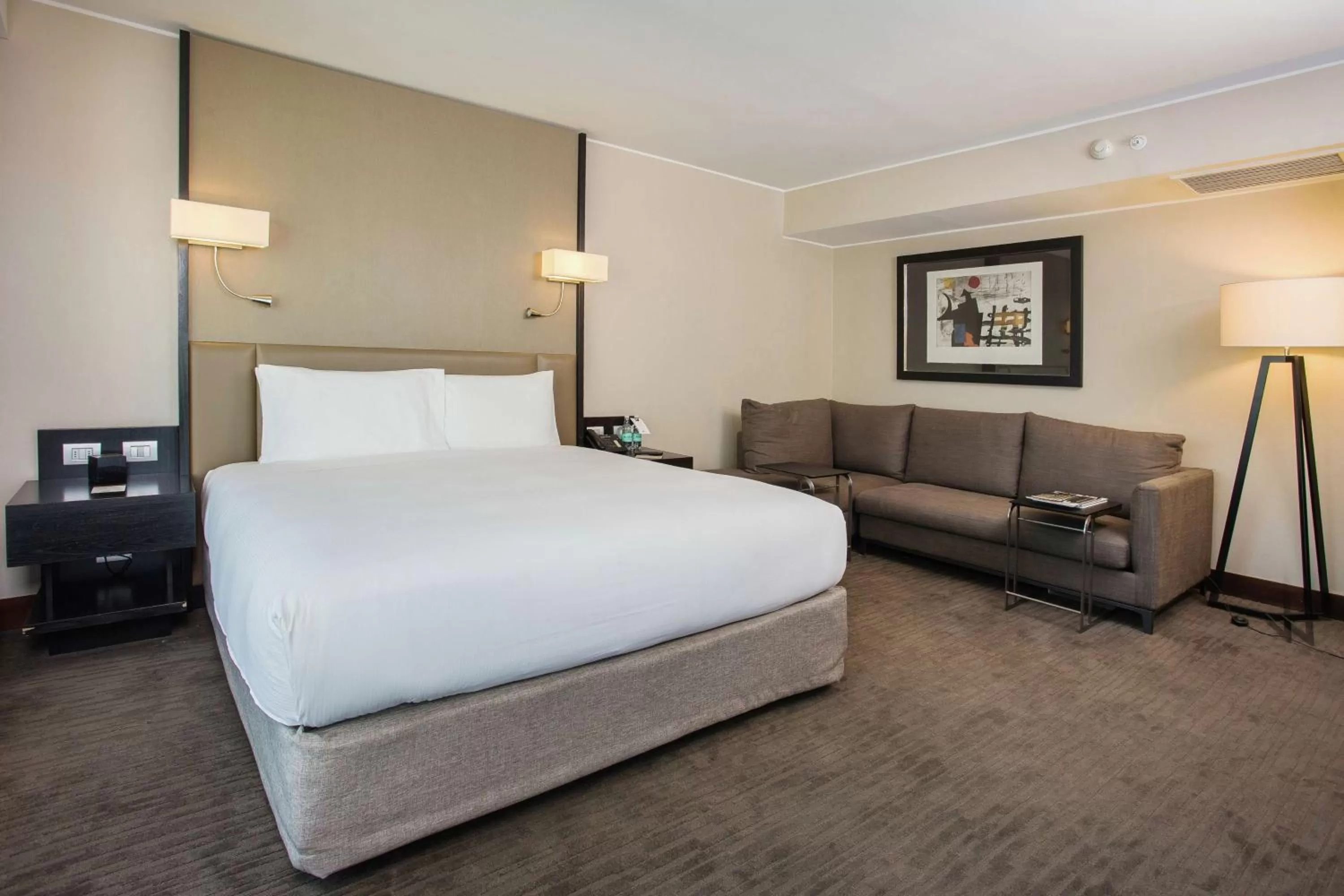 Living room, Bed in DoubleTree by Hilton Santiago - Vitacura