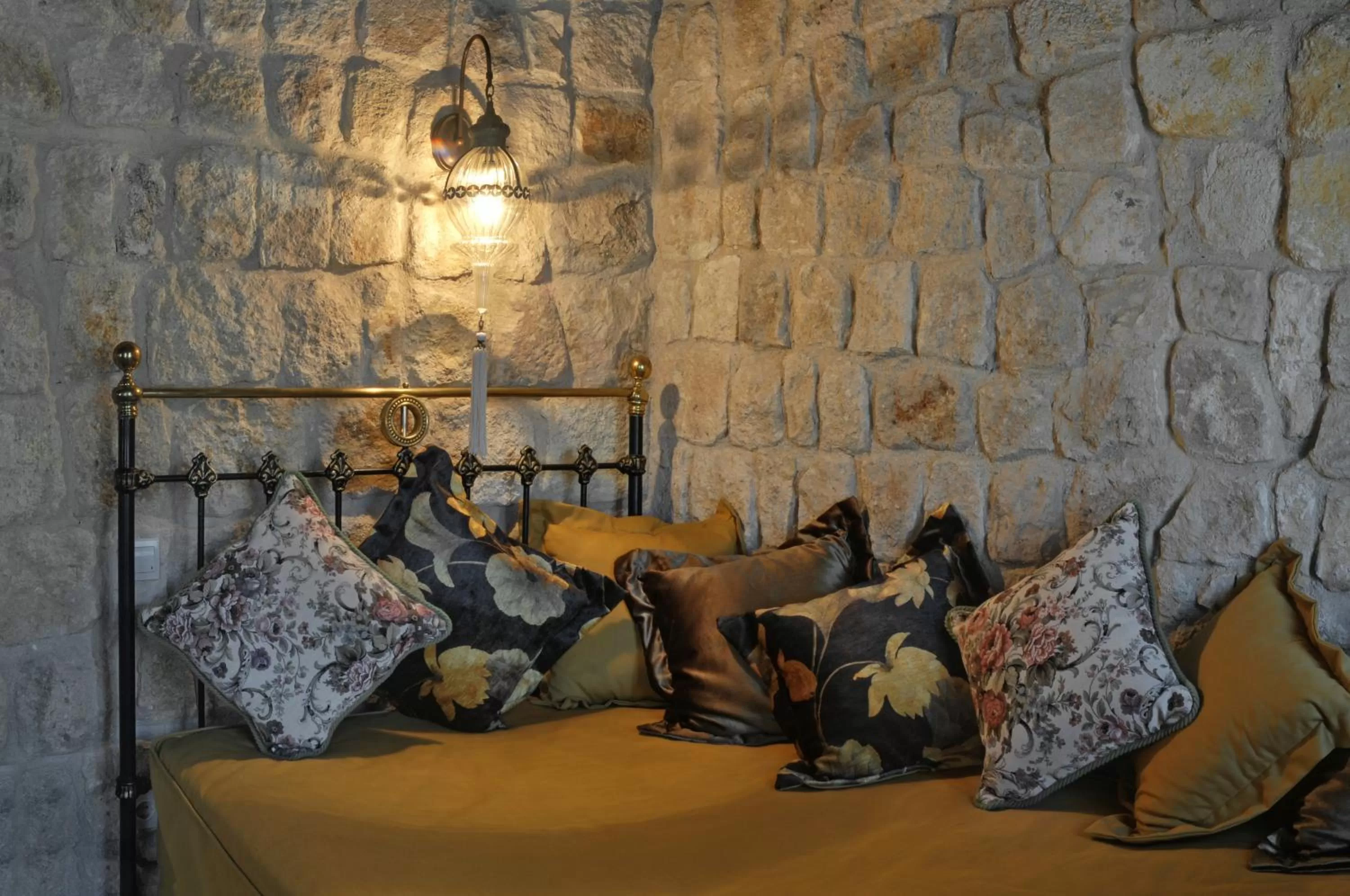 Living room, Bed in Dere Suites Cappadocia