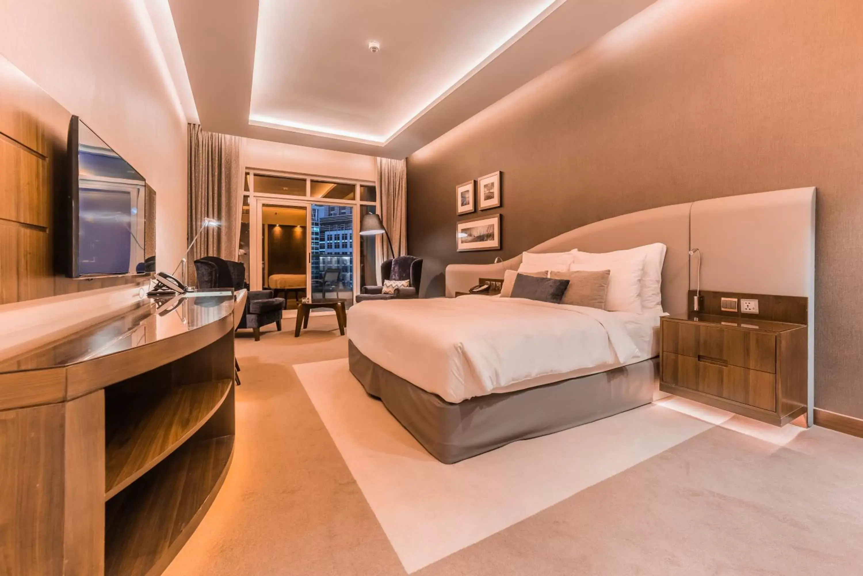 Bedroom, Bed in Radisson Blu Hotel, Dubai Waterfront