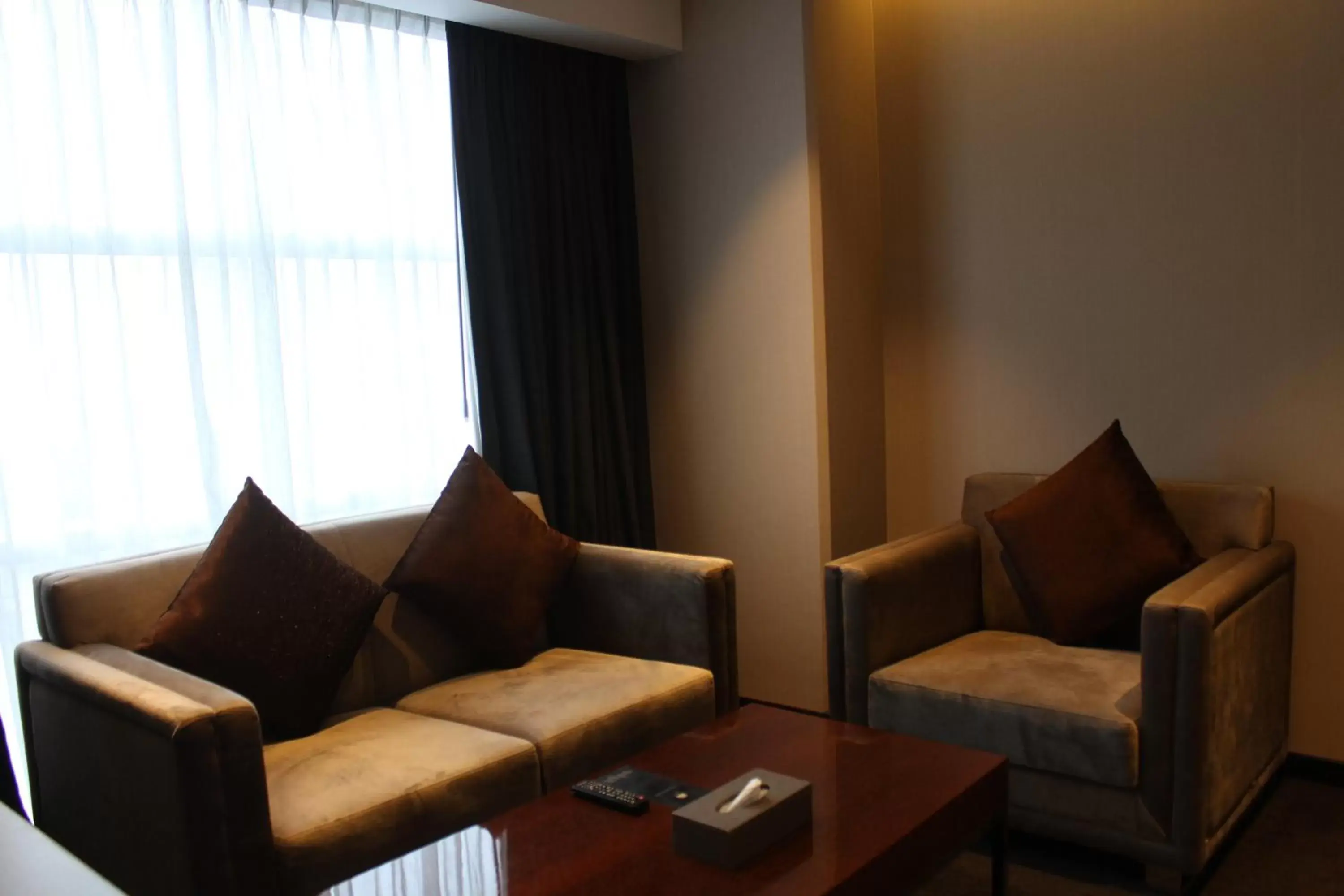 Living room, Seating Area in Best Western Plus Maple Leaf