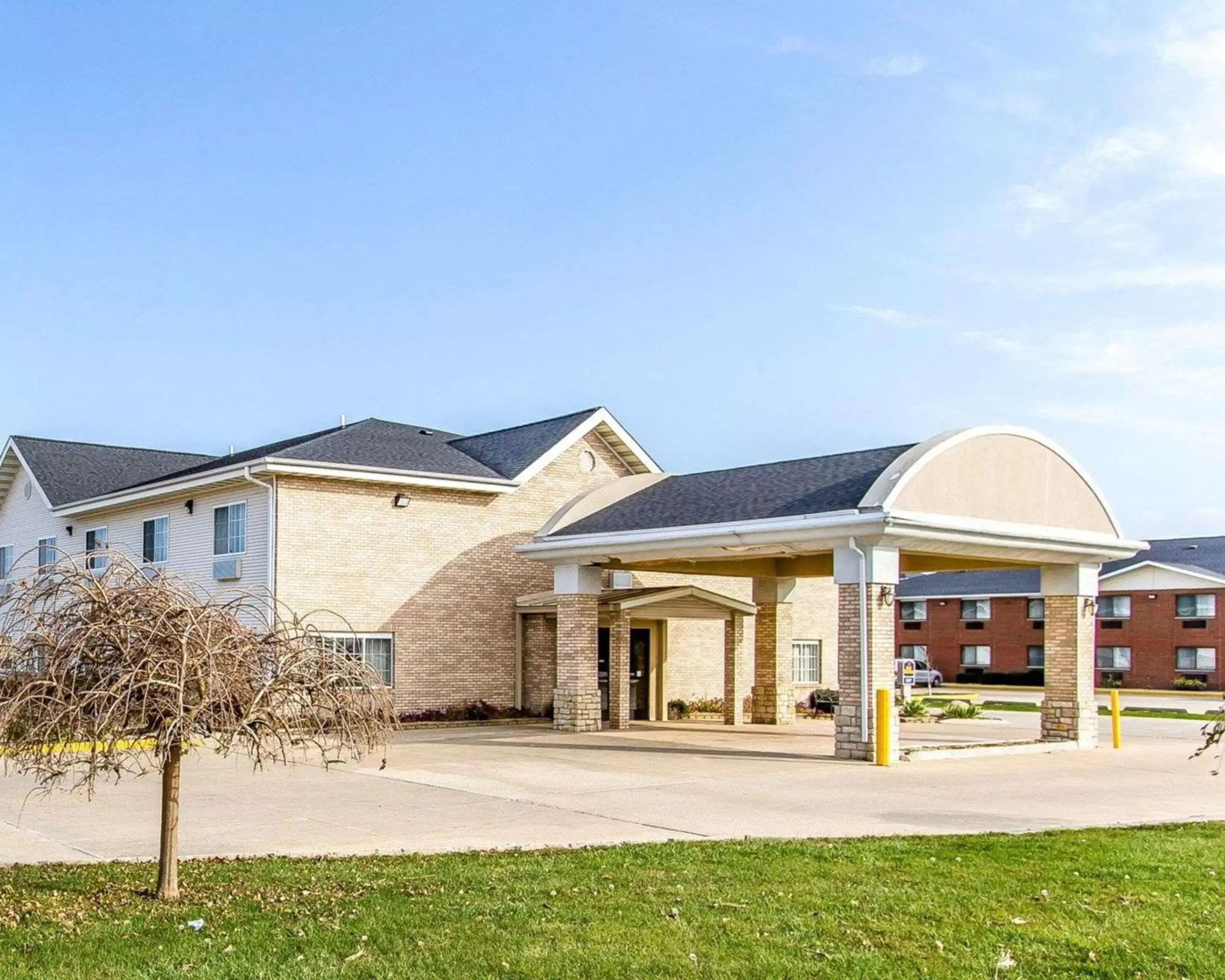 Property Building in Quality Inn Pontiac