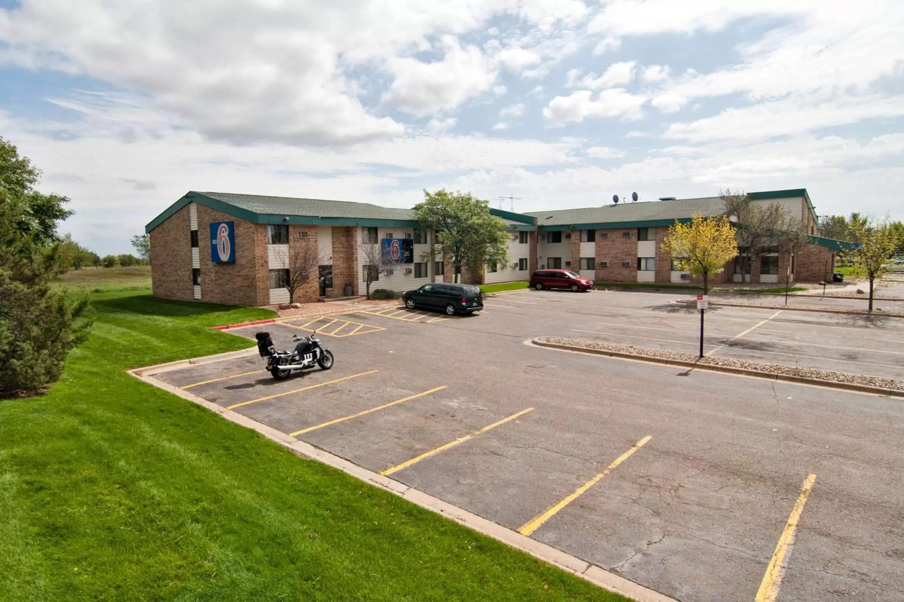 Property building, Garden in Motel 6-Lakeville, MN - South - Lakeville