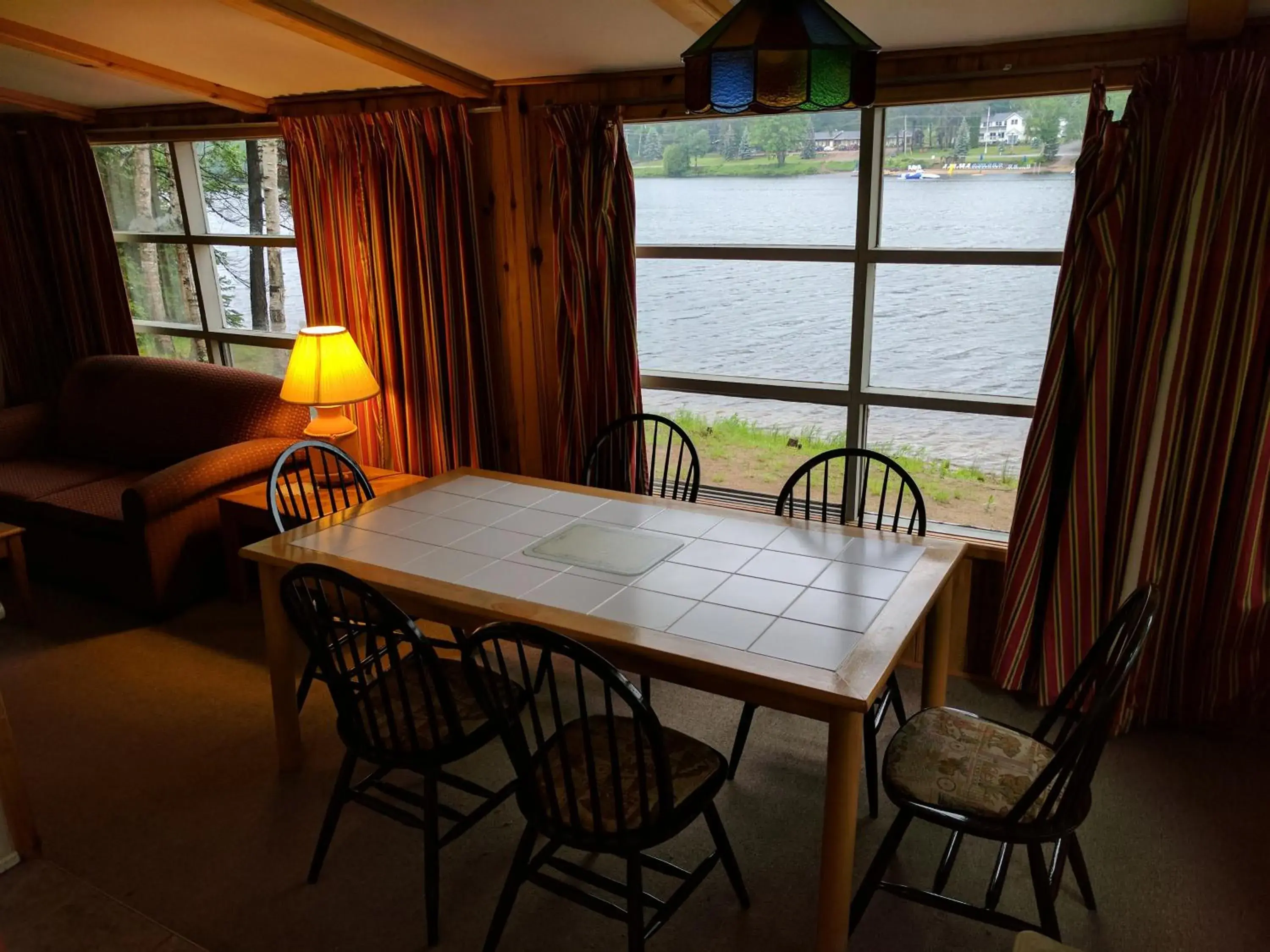 Dining area in Algonquin Lakeside Inn