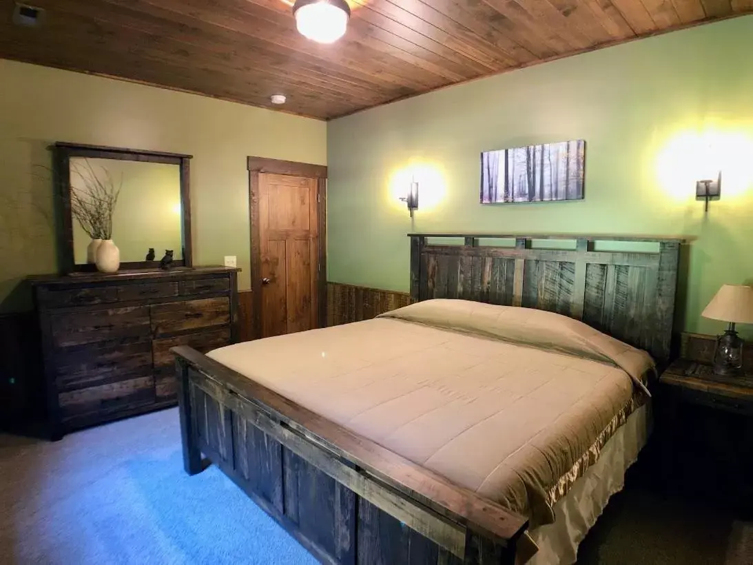 Bed in Sojourner's Lodge & Log Cabin Suites