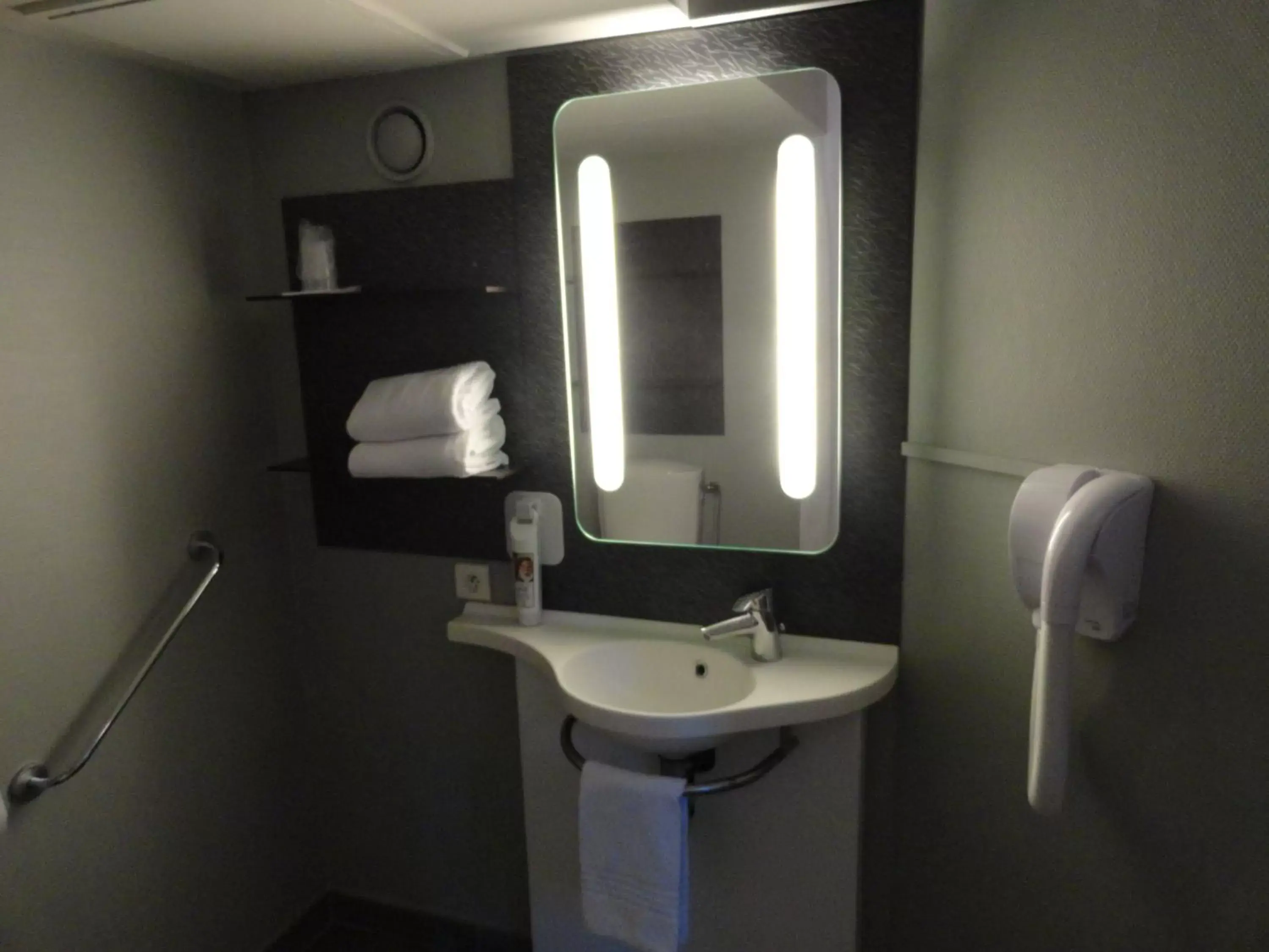 Bathroom in ibis Carcassonne Centre - La Cité