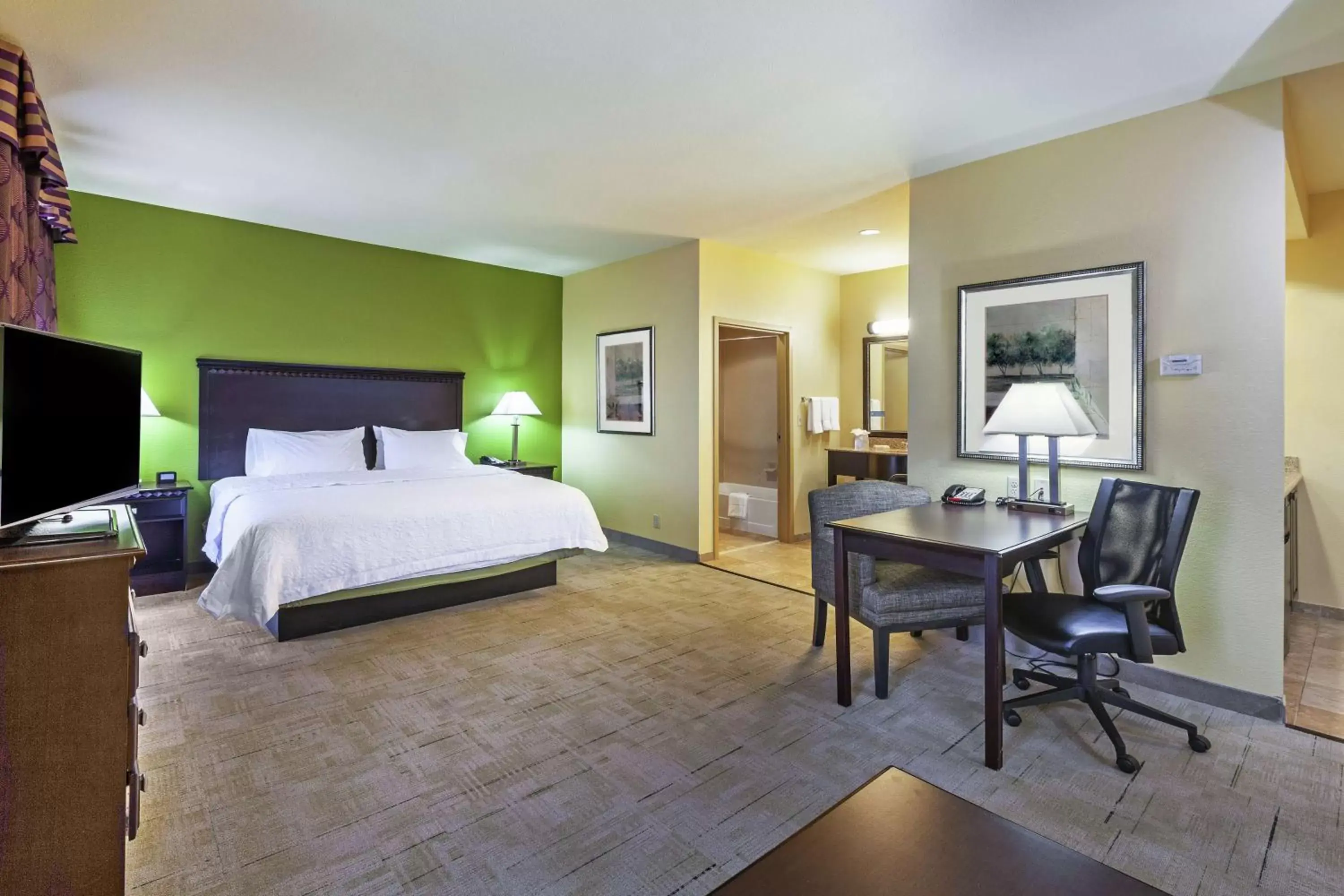 Bedroom in Hampton Inn & Suites Owasso