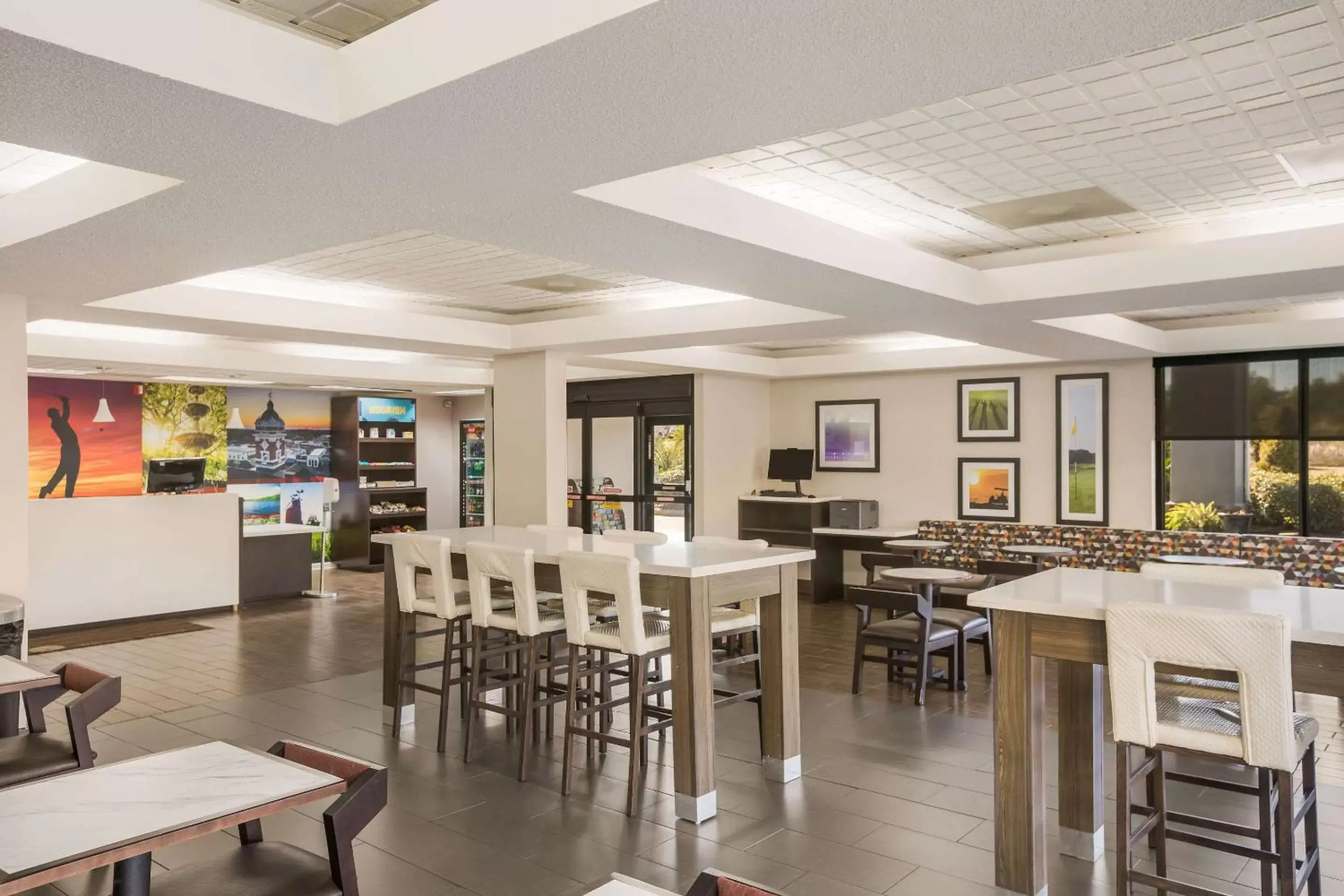 Lobby or reception, Restaurant/Places to Eat in Clarion Pointe Forsyth I-75