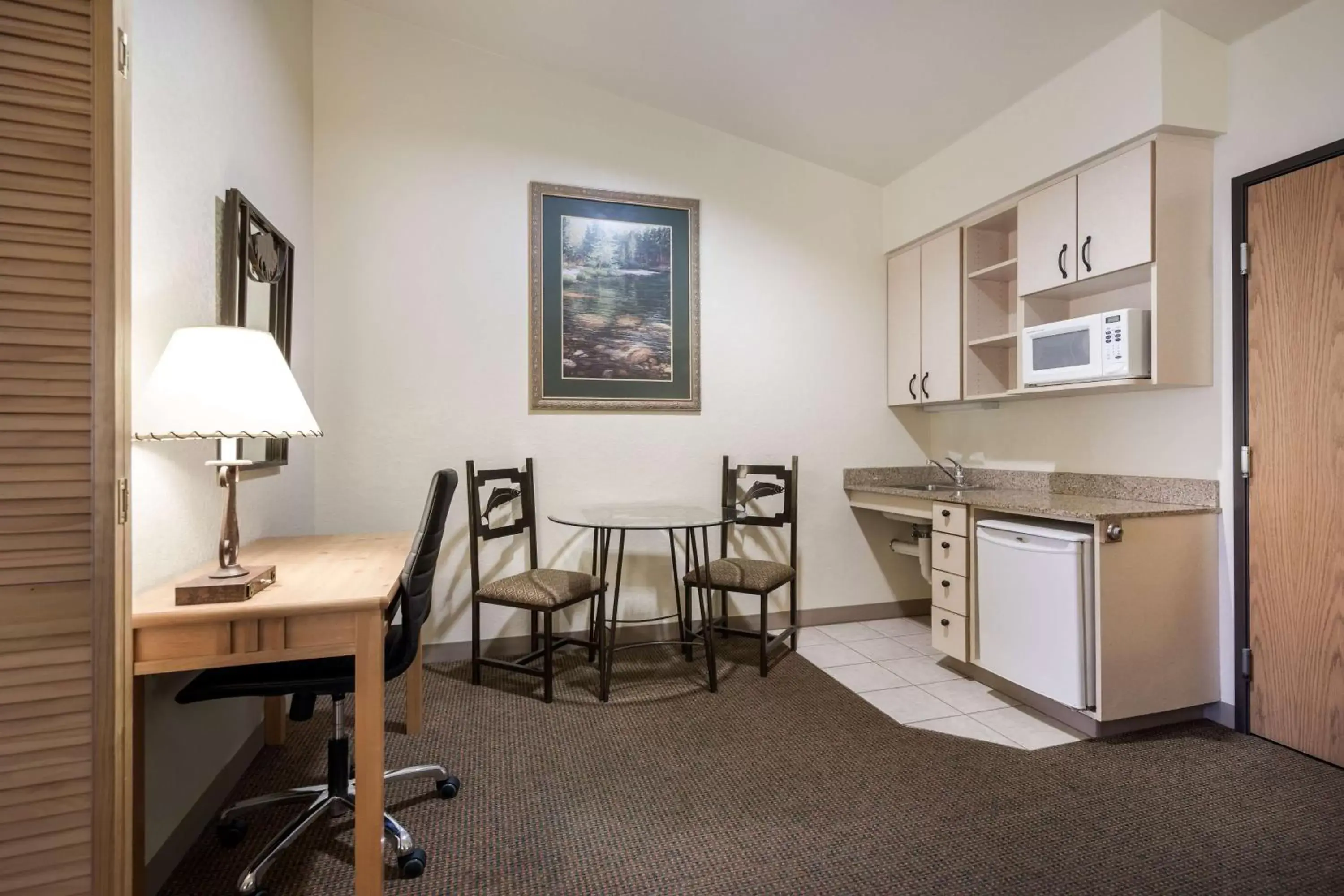 Bedroom, Kitchen/Kitchenette in Best Western Golden Spike Inn & Suites