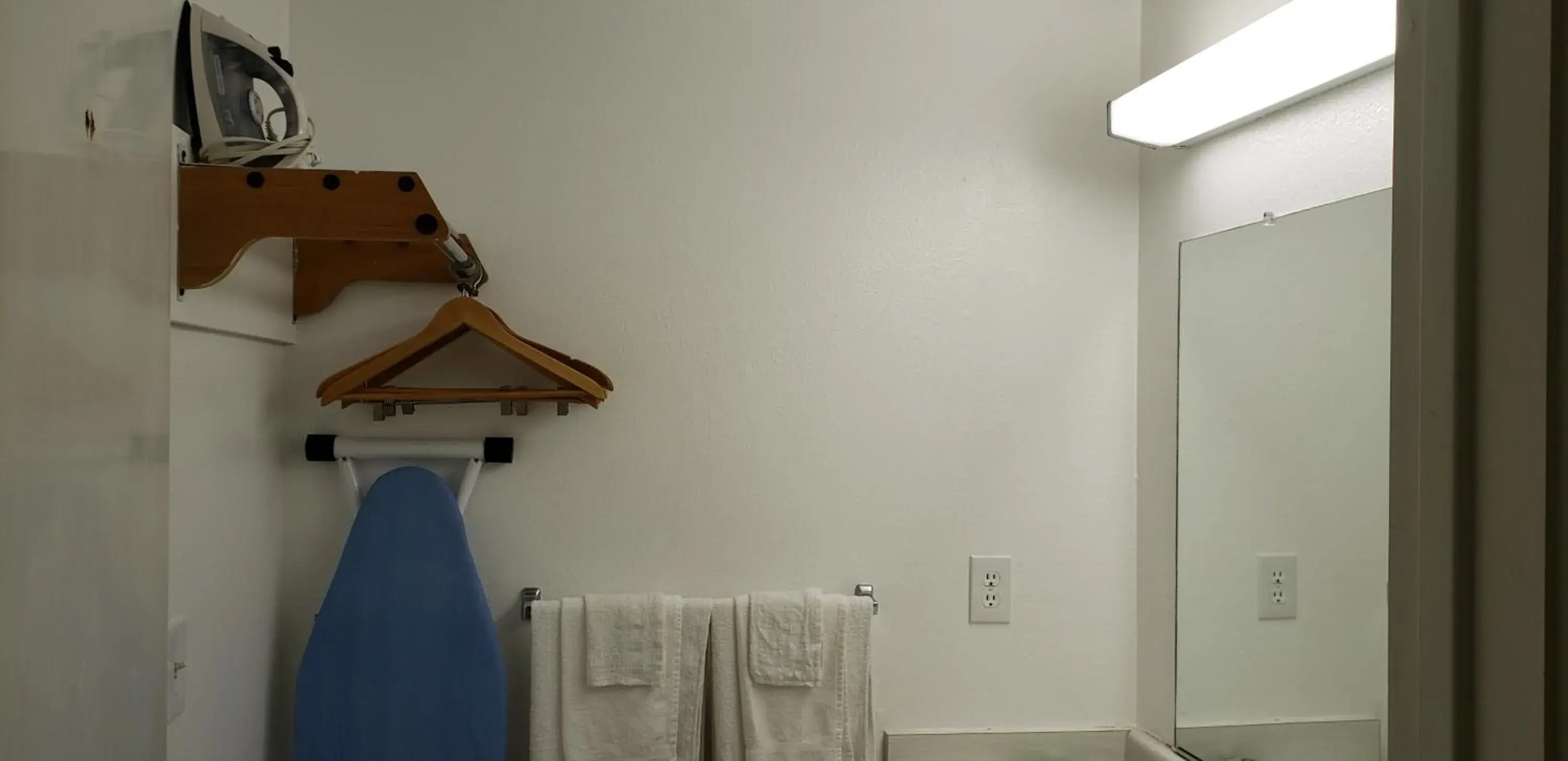 Bedroom in Pacific Inn Bedroom in Pacific Inn