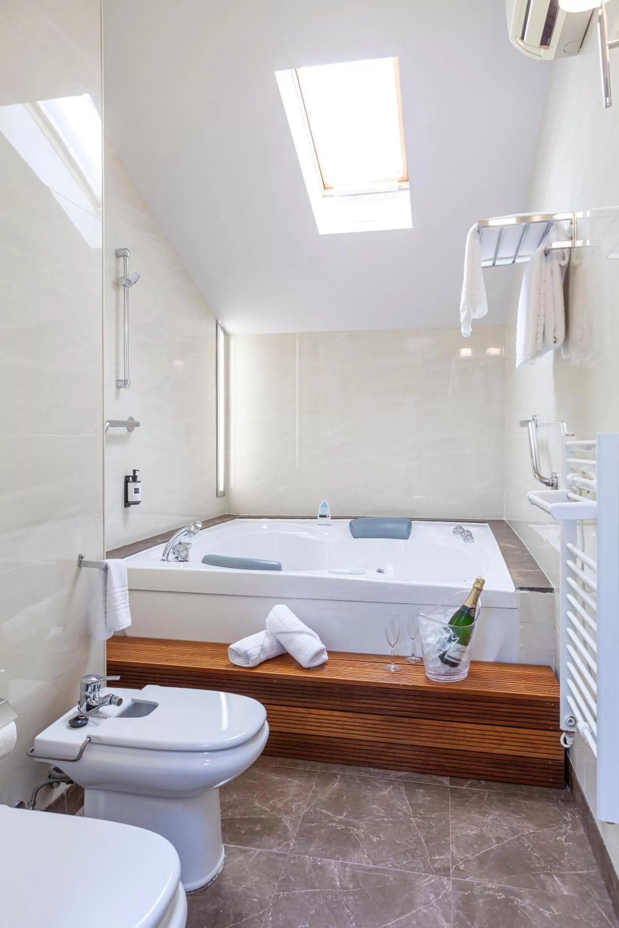 Toilet, Bed in Hotel Macià Alfaros