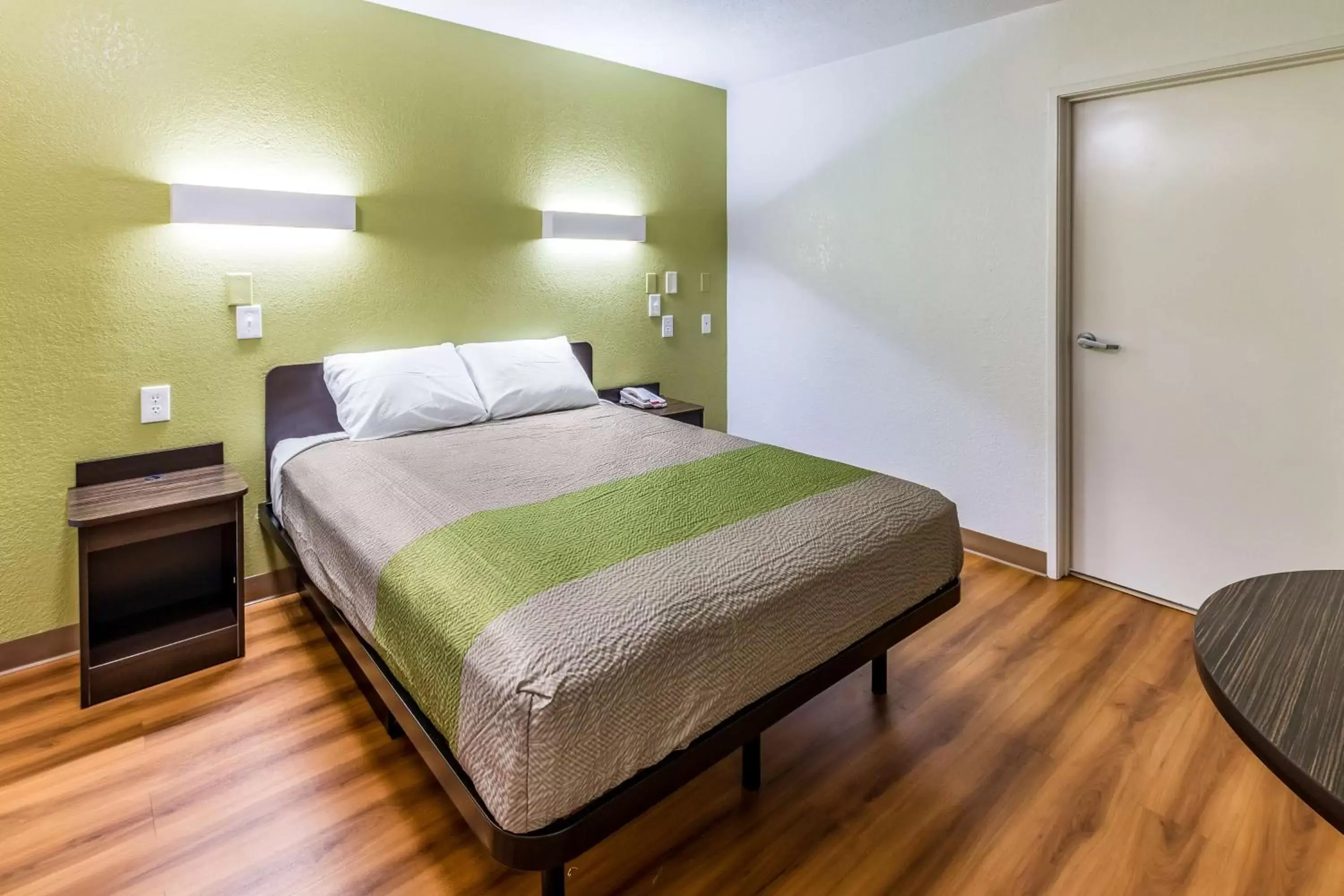 Photo of the whole room, Bed in Motel 6-Bellmead, TX - Waco