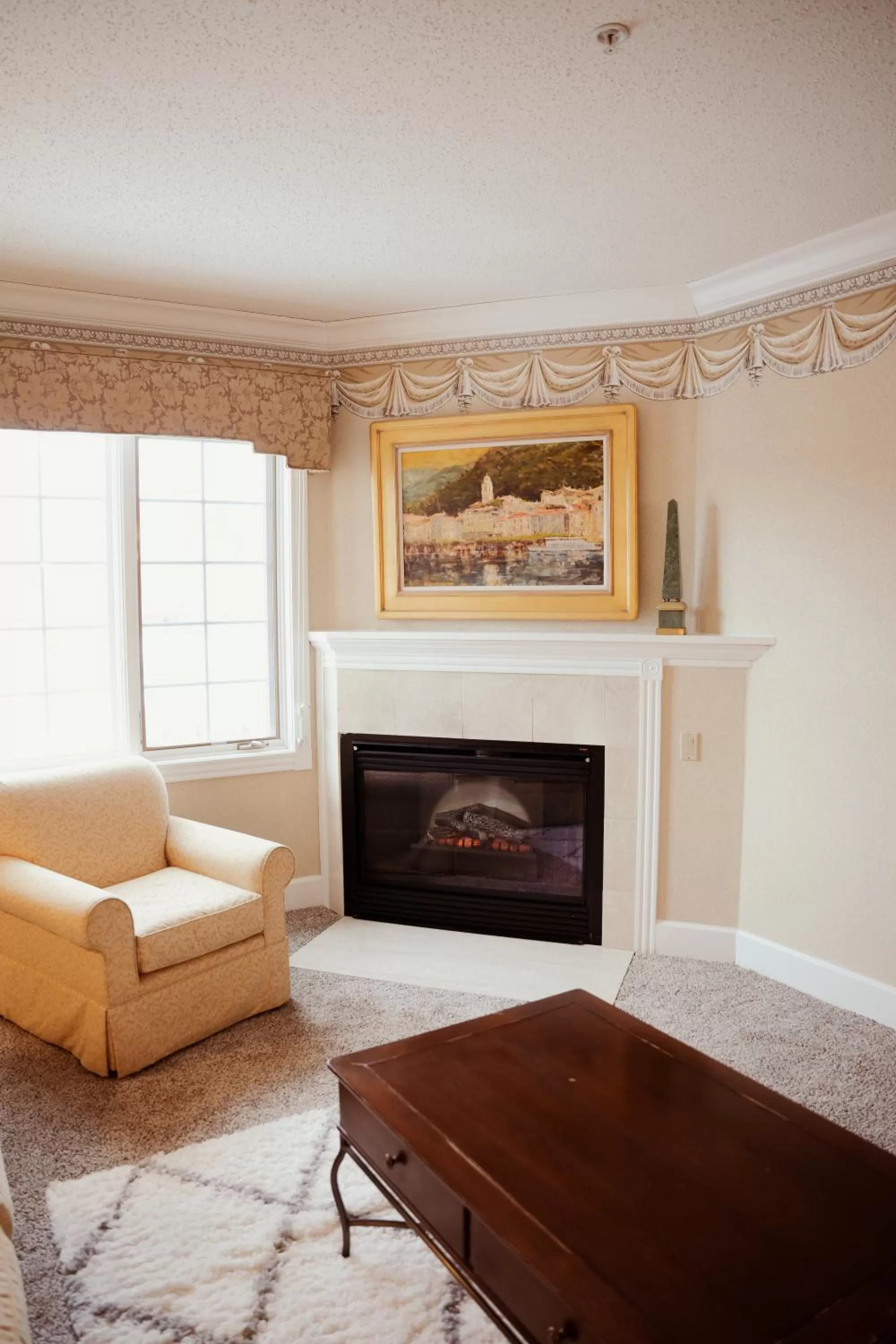 Living room, TV/Entertainment Center in Phoenix Inn Resort