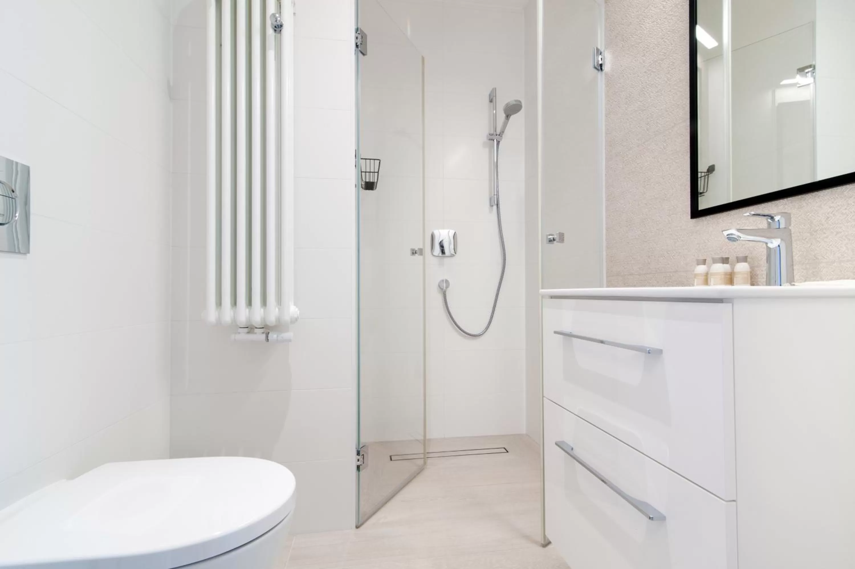 Bathroom in artROOM