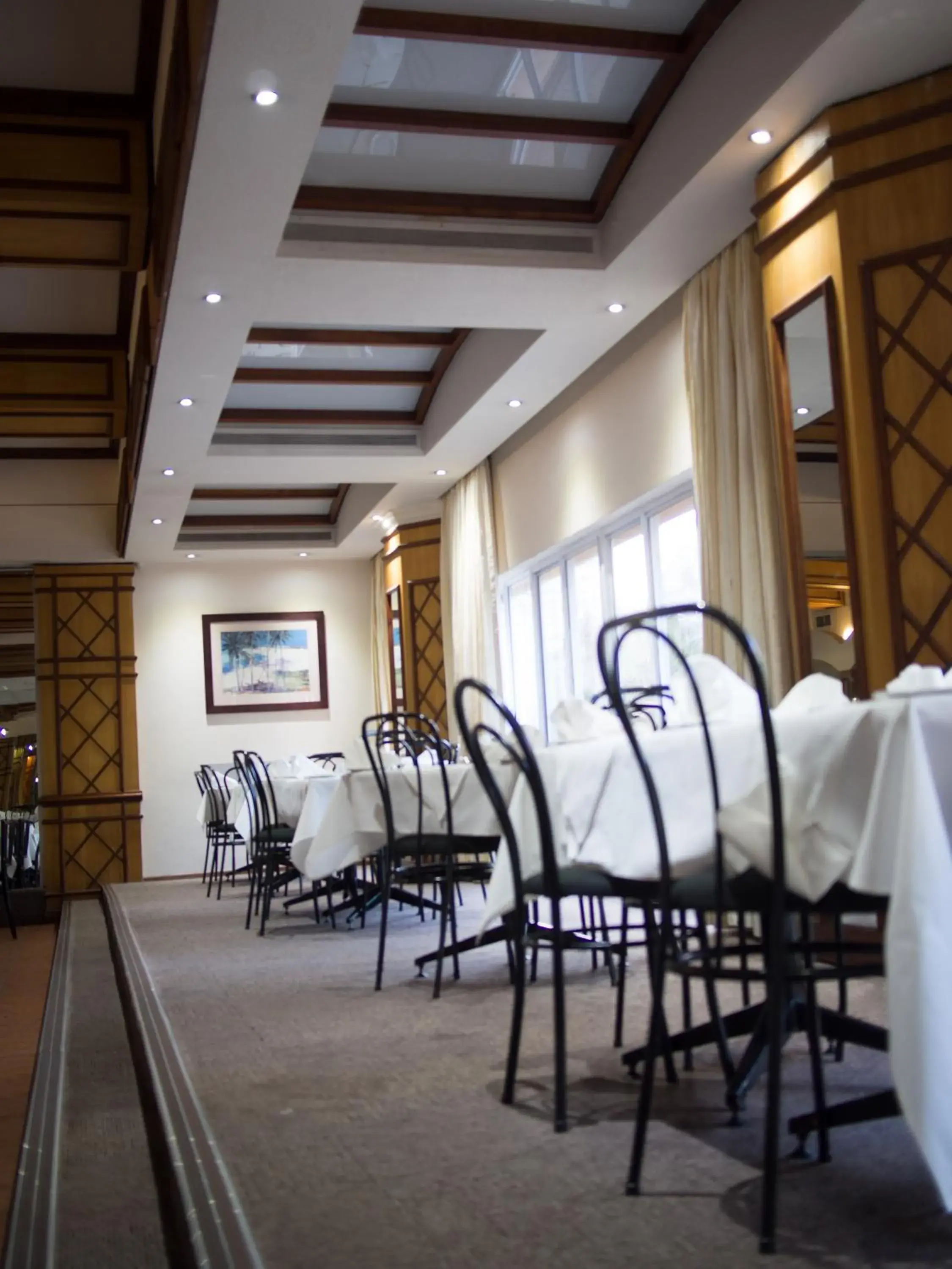 Restaurant/places to eat in Albany Hotel