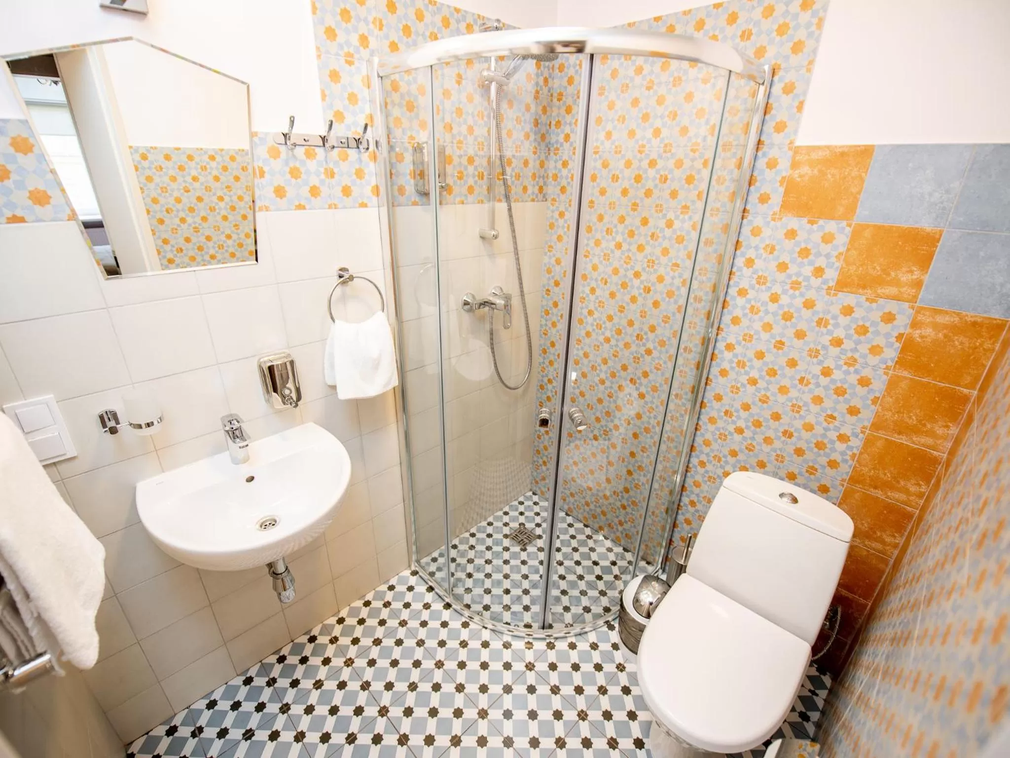 Shower in Art Deco Central Rooms