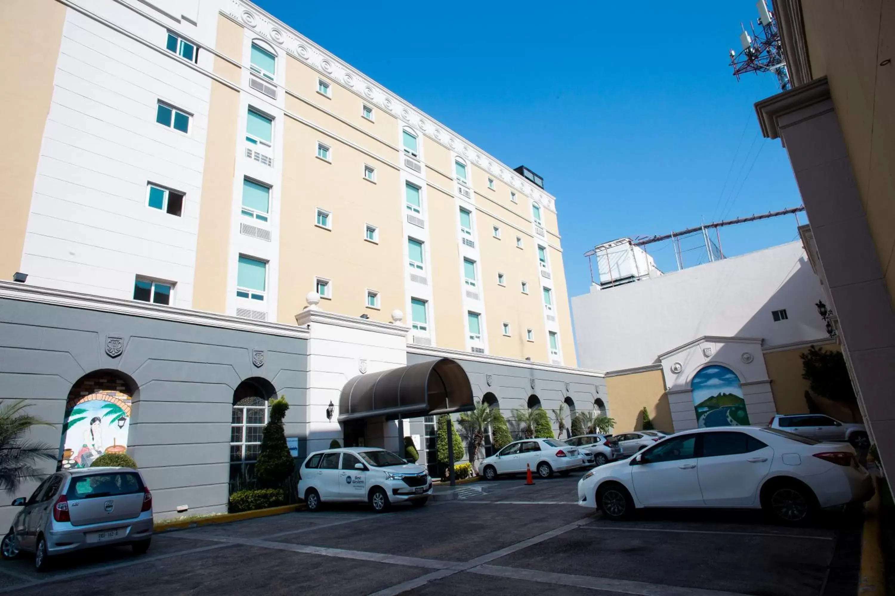 Property building in Best Western Centro Monterrey