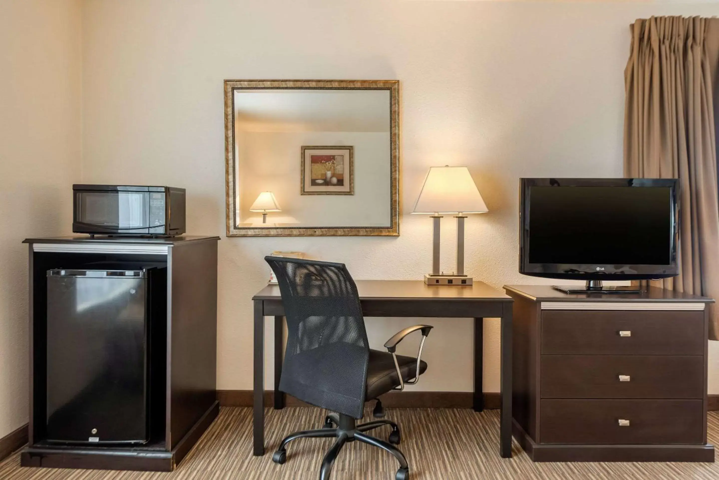 Photo of the whole room, TV/Entertainment Center in Quality Inn & Suites Limon