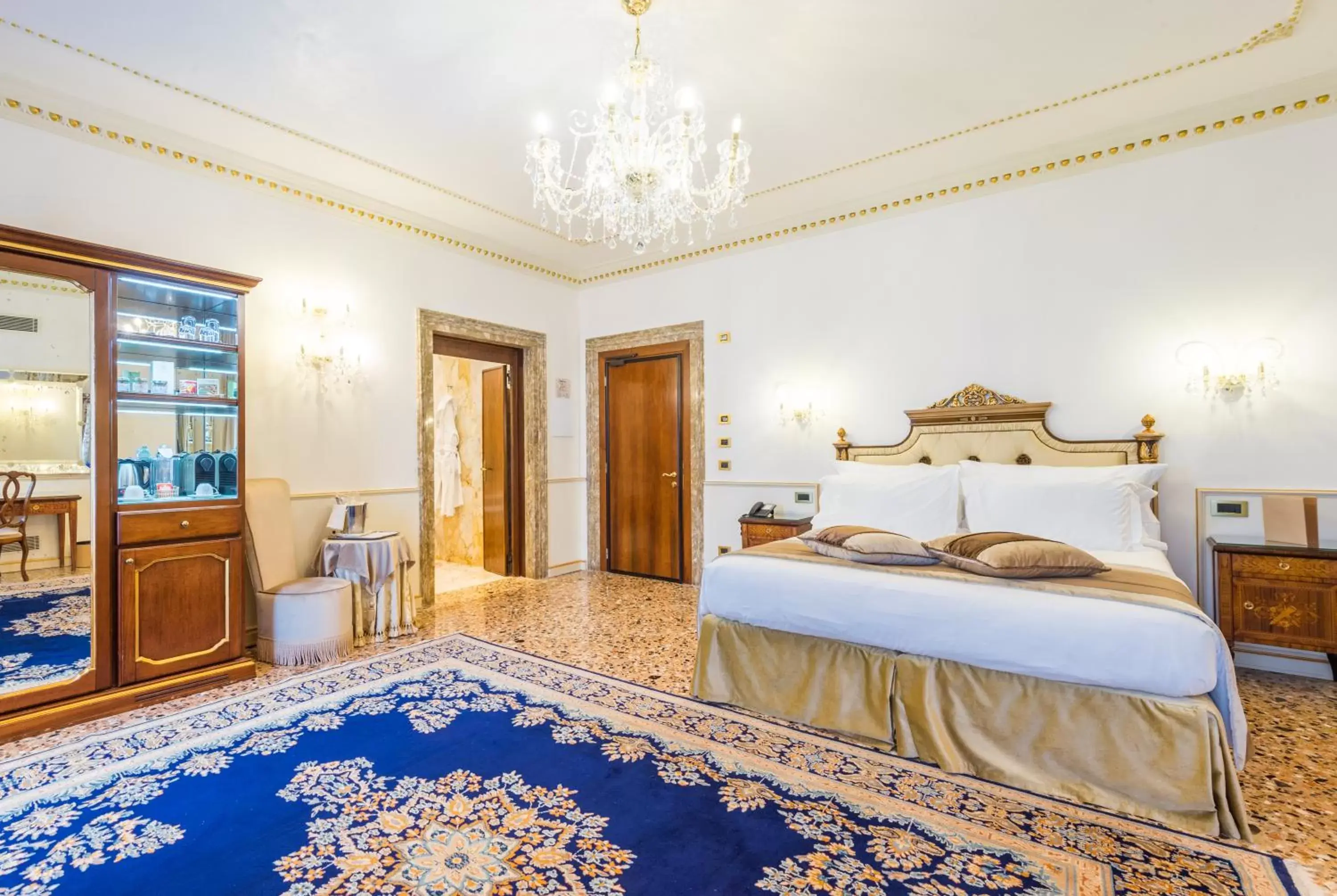 Photo of the whole room, Bed in Hotel Ai Cavalieri di Venezia