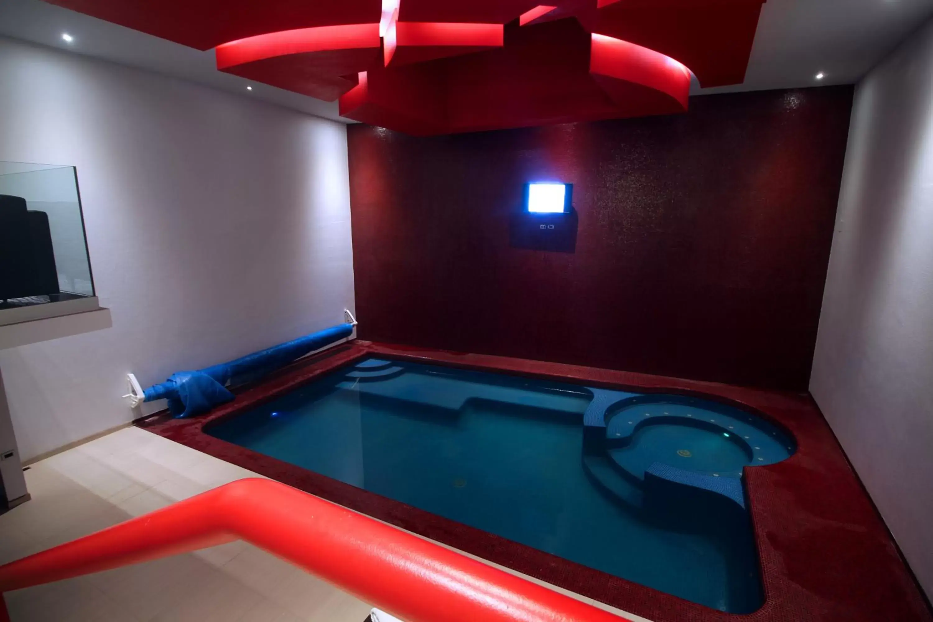 Swimming pool, TV/Entertainment Center in Motel Via