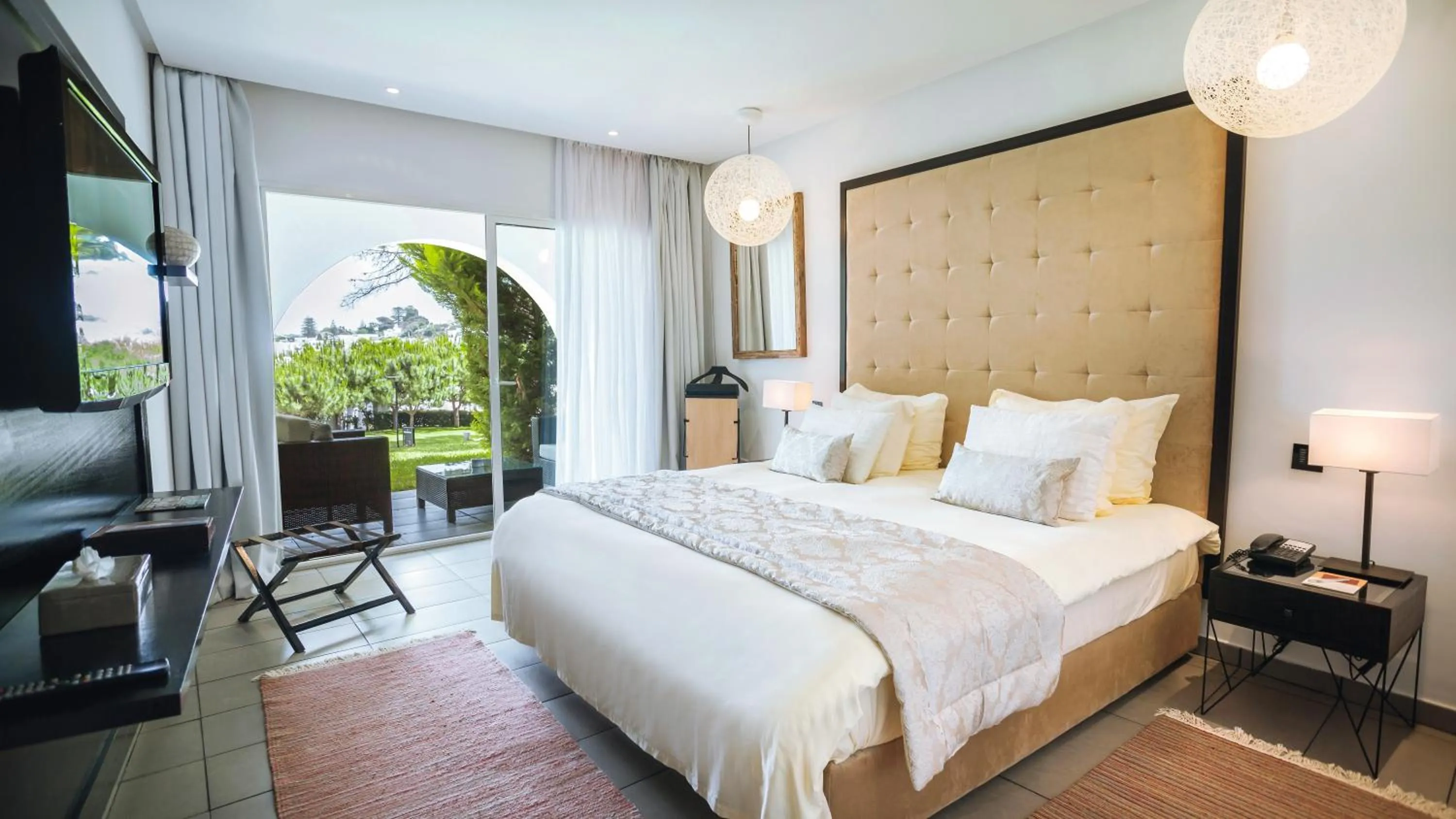 Bedroom, Bed in Mövenpick Hotel Gammarth Tunis