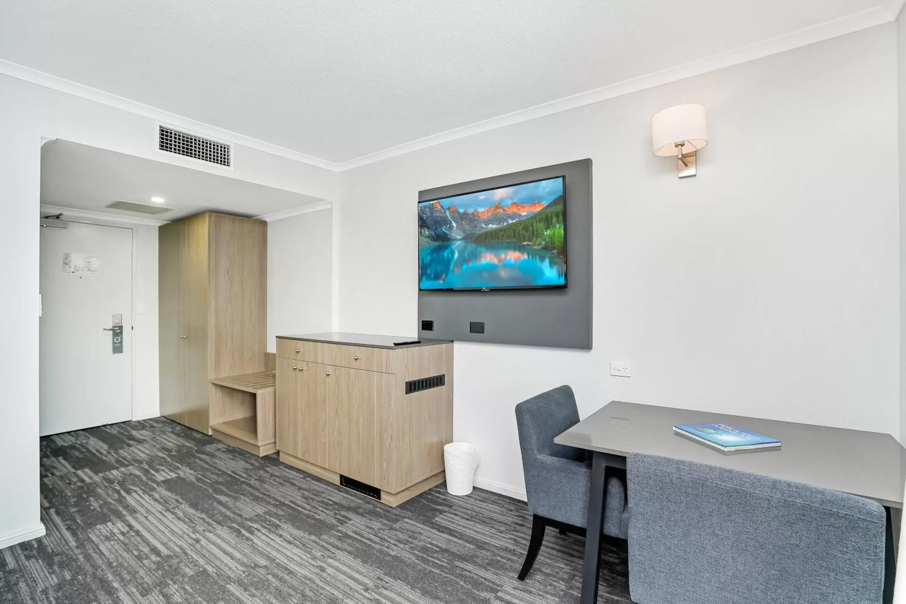 Bed, TV/Entertainment Center in Cairns Sheridan Hotel