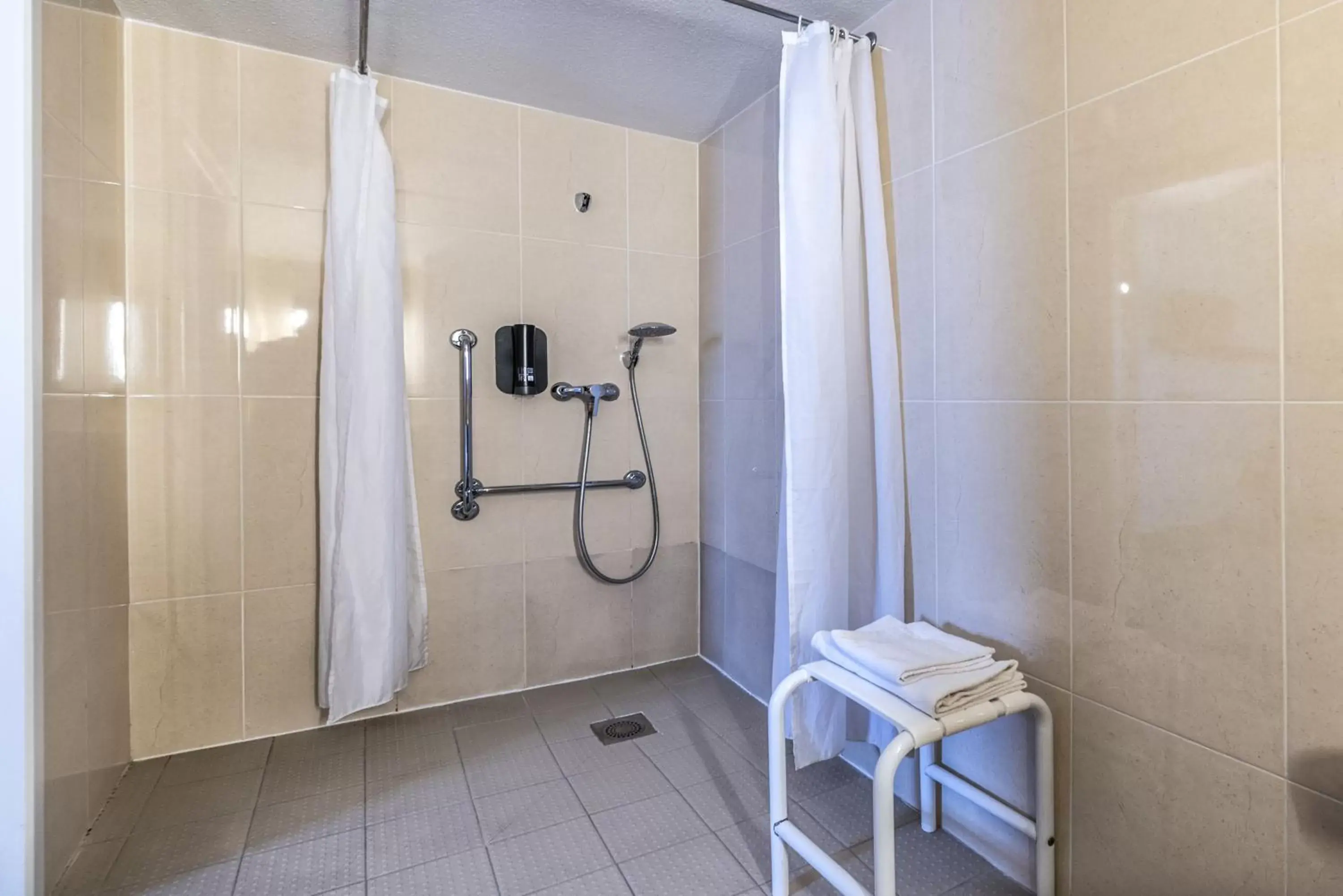 Shower, Bathroom in B&B HOTEL Perpignan Sud Porte d'Espagne