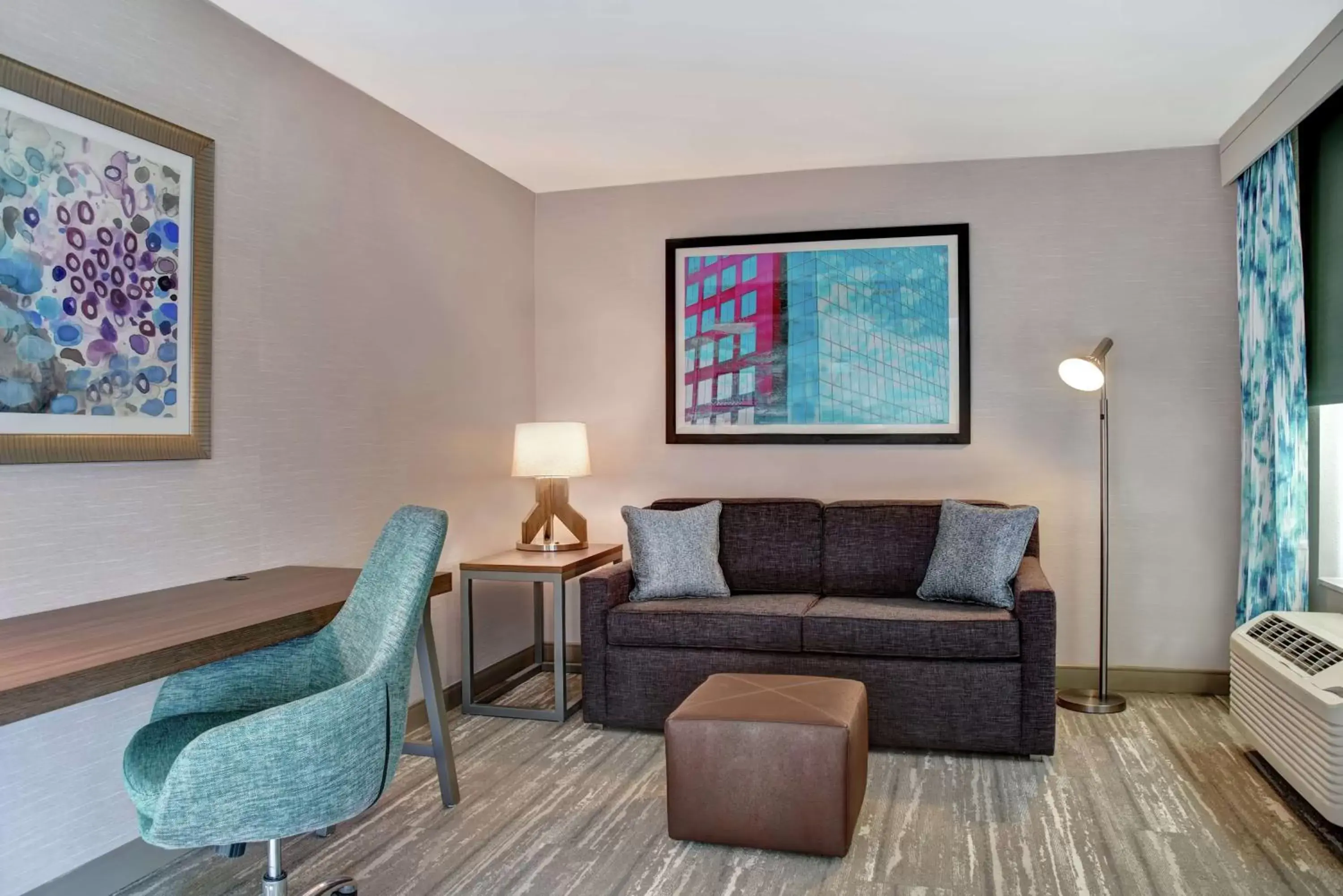 Living room, Seating Area in Hilton Garden Inn Kansas City/Kansas