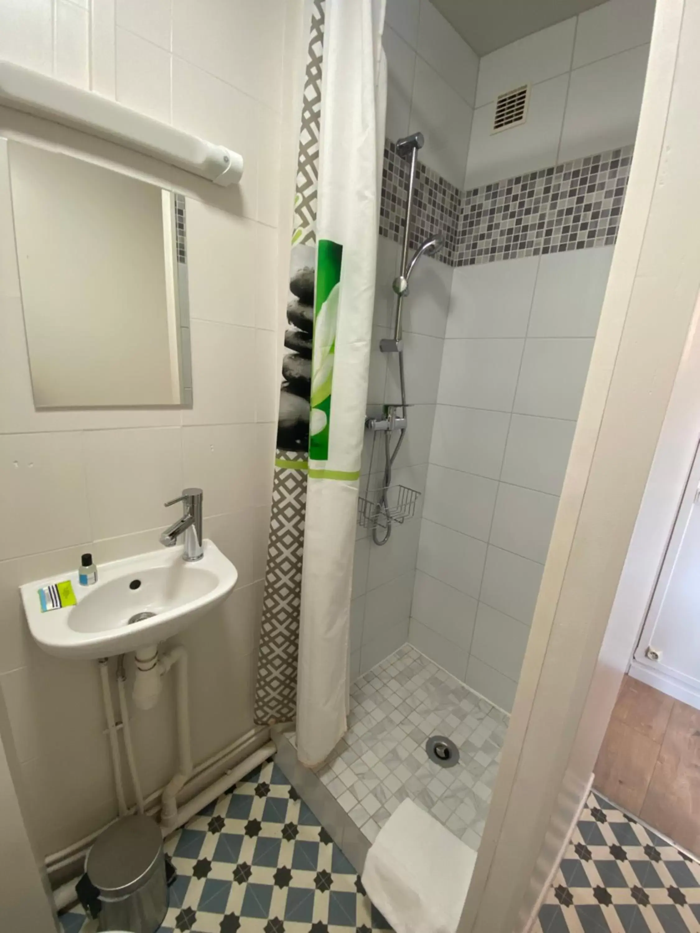 Shower, Bathroom in Appart L'Escale en bord de mer