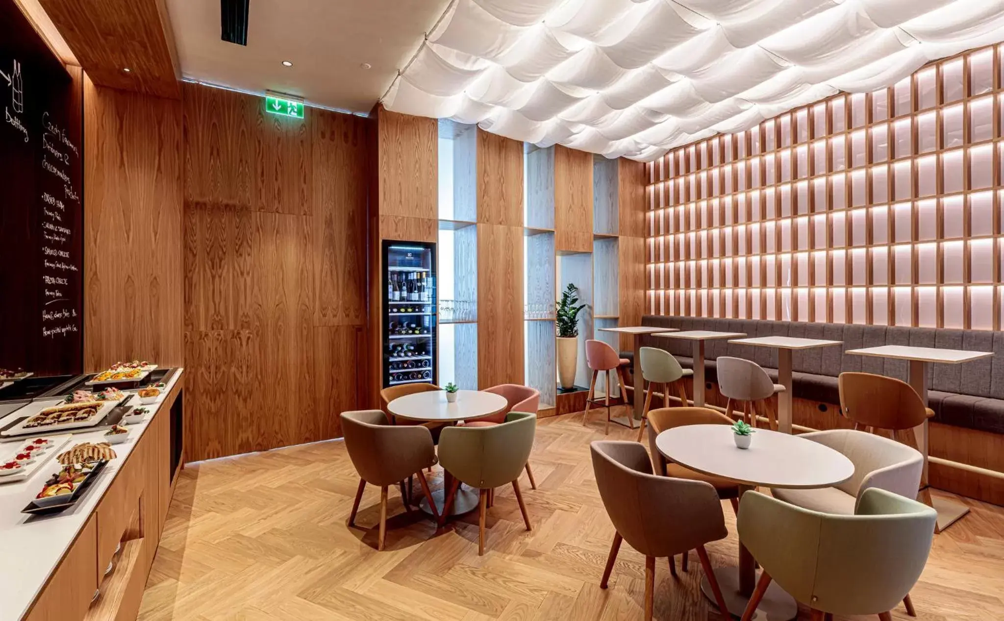 Lounge or bar, Restaurant/Places to Eat in Holiday Inn Prague, an IHG Hotel