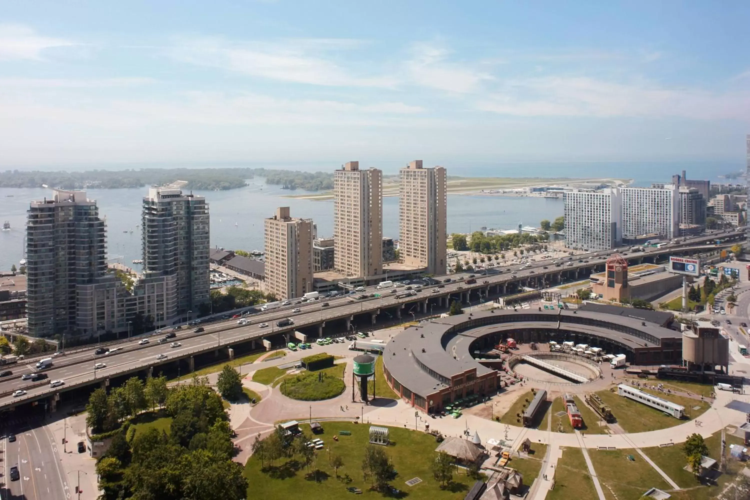 Photo of the whole room, Bird's-eye View in Delta Hotels by Marriott Toronto