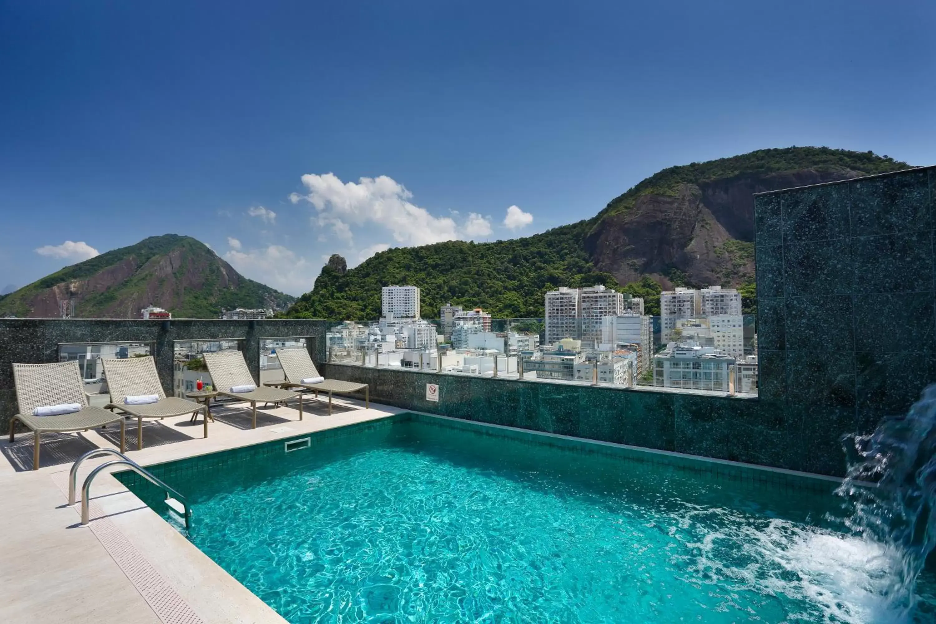 Swimming Pool in Mirasol Copacabana Hotel