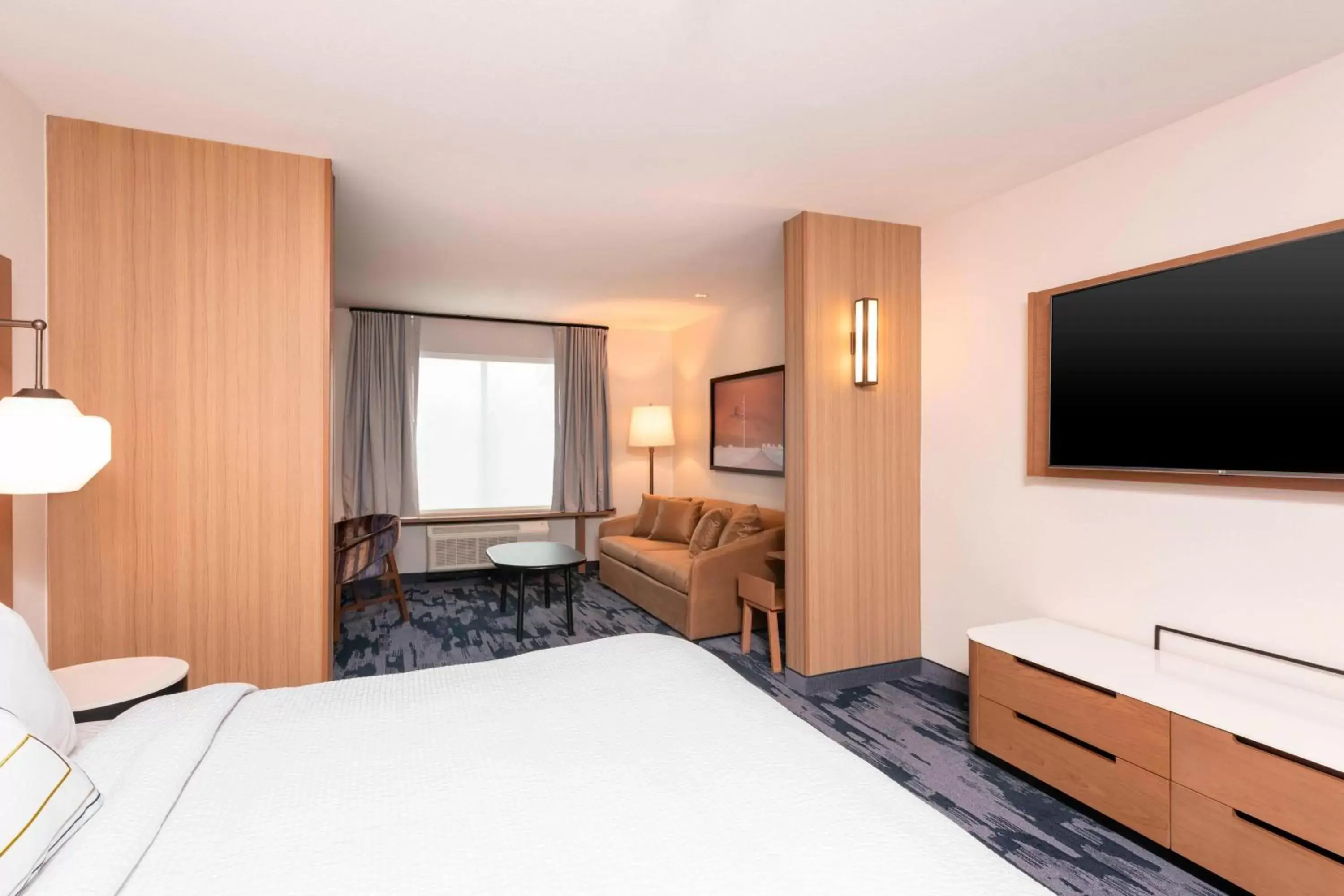 Bedroom, TV/Entertainment Center in Fairfield Inn & Suites by Marriott Fair Oaks Farms