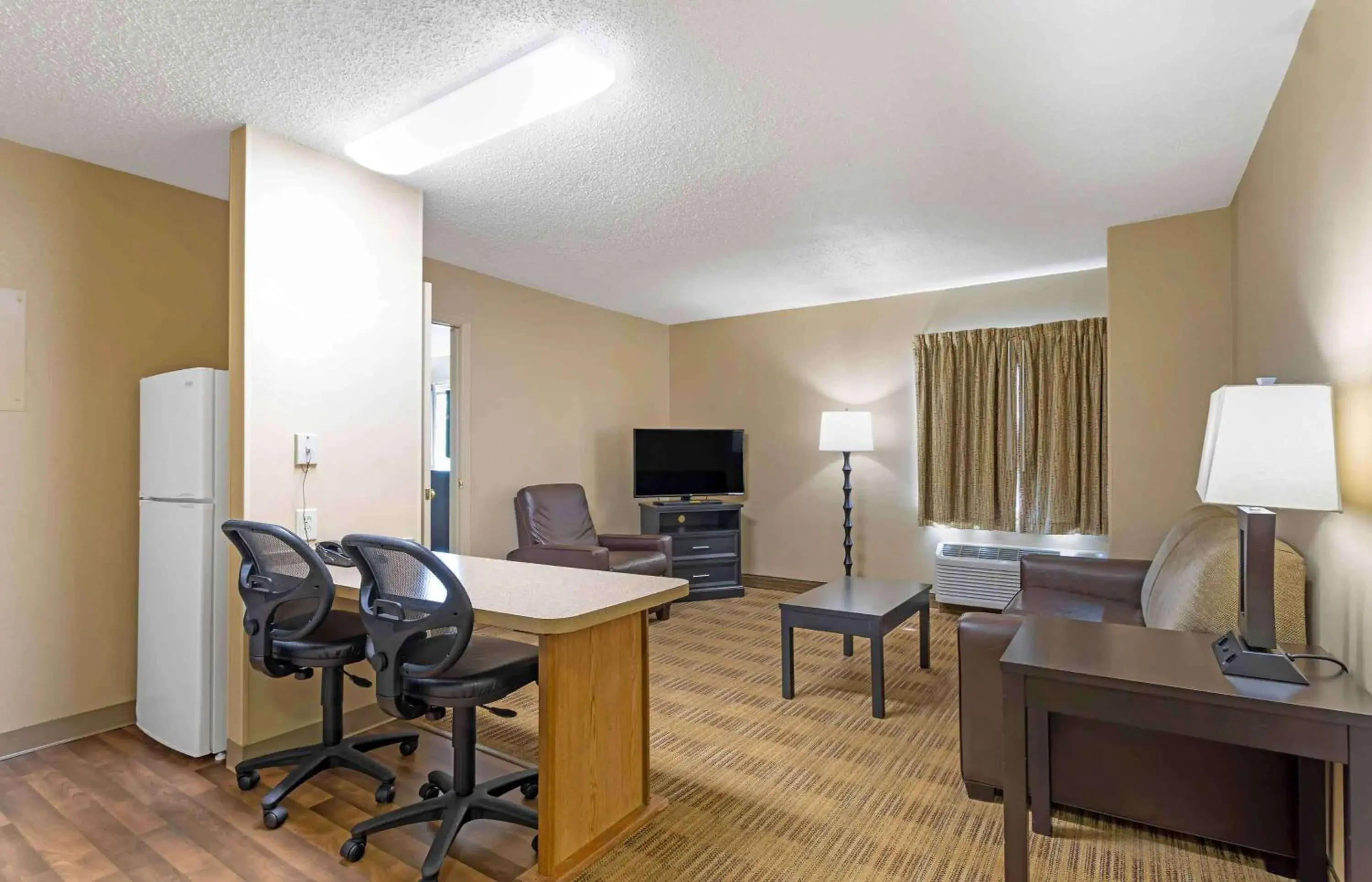 Bedroom, TV/Entertainment Center in Extended Stay America Suites - Cincinnati - Blue Ash - Reagan Hwy
