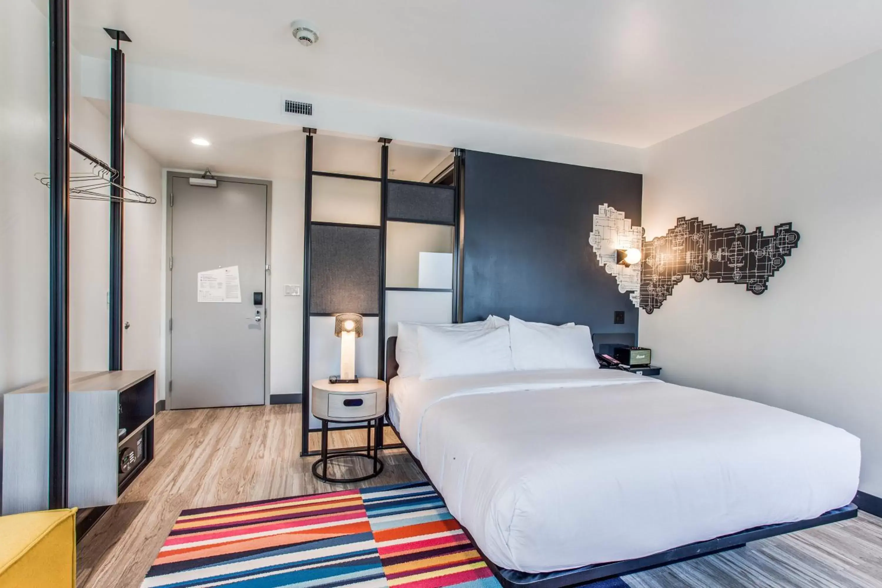 Photo of the whole room, Bed in Aloft Dallas Arlington Entertainment District