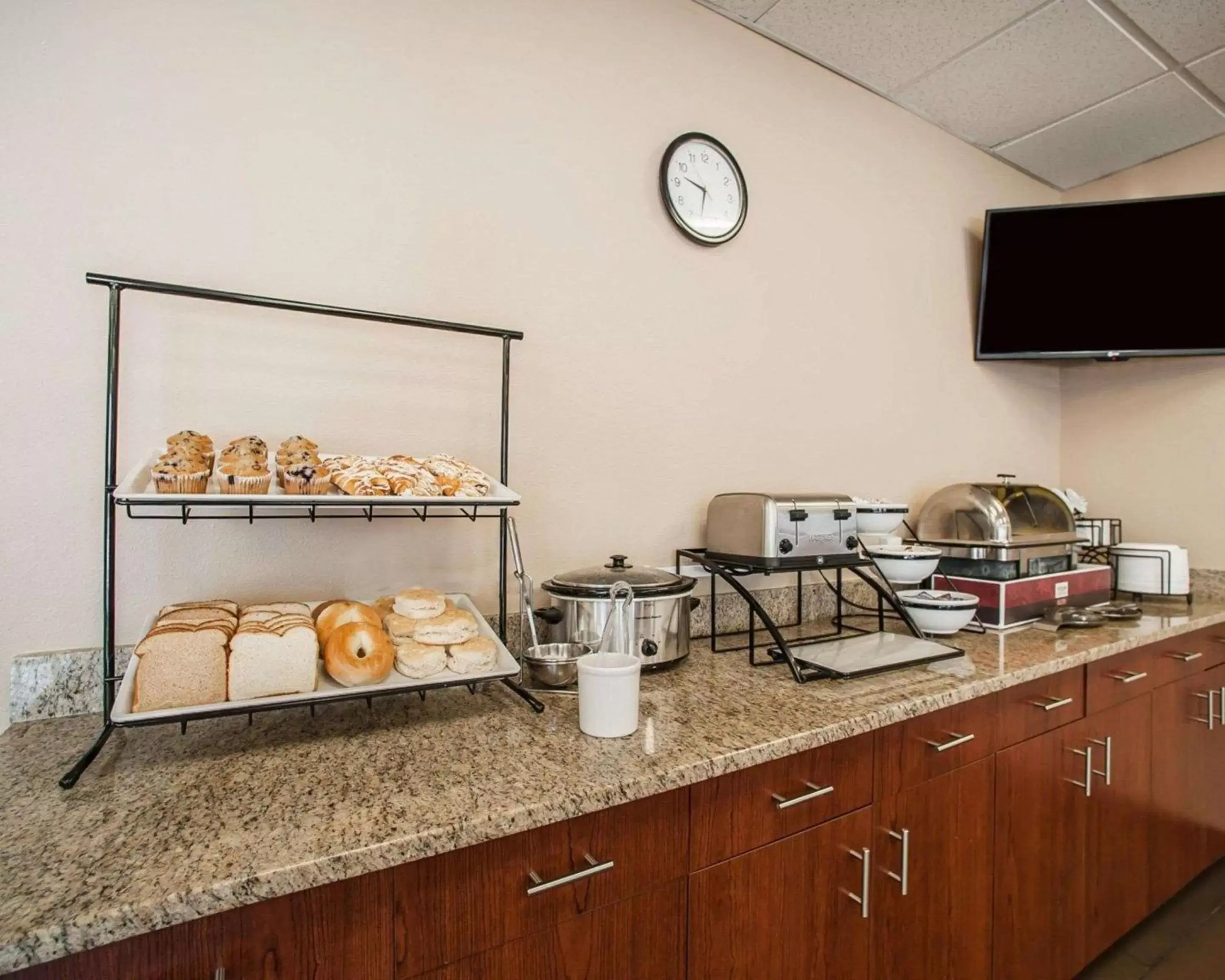 Restaurant/places to eat, Food in Quality Inn & Suites near St Louis and I-255