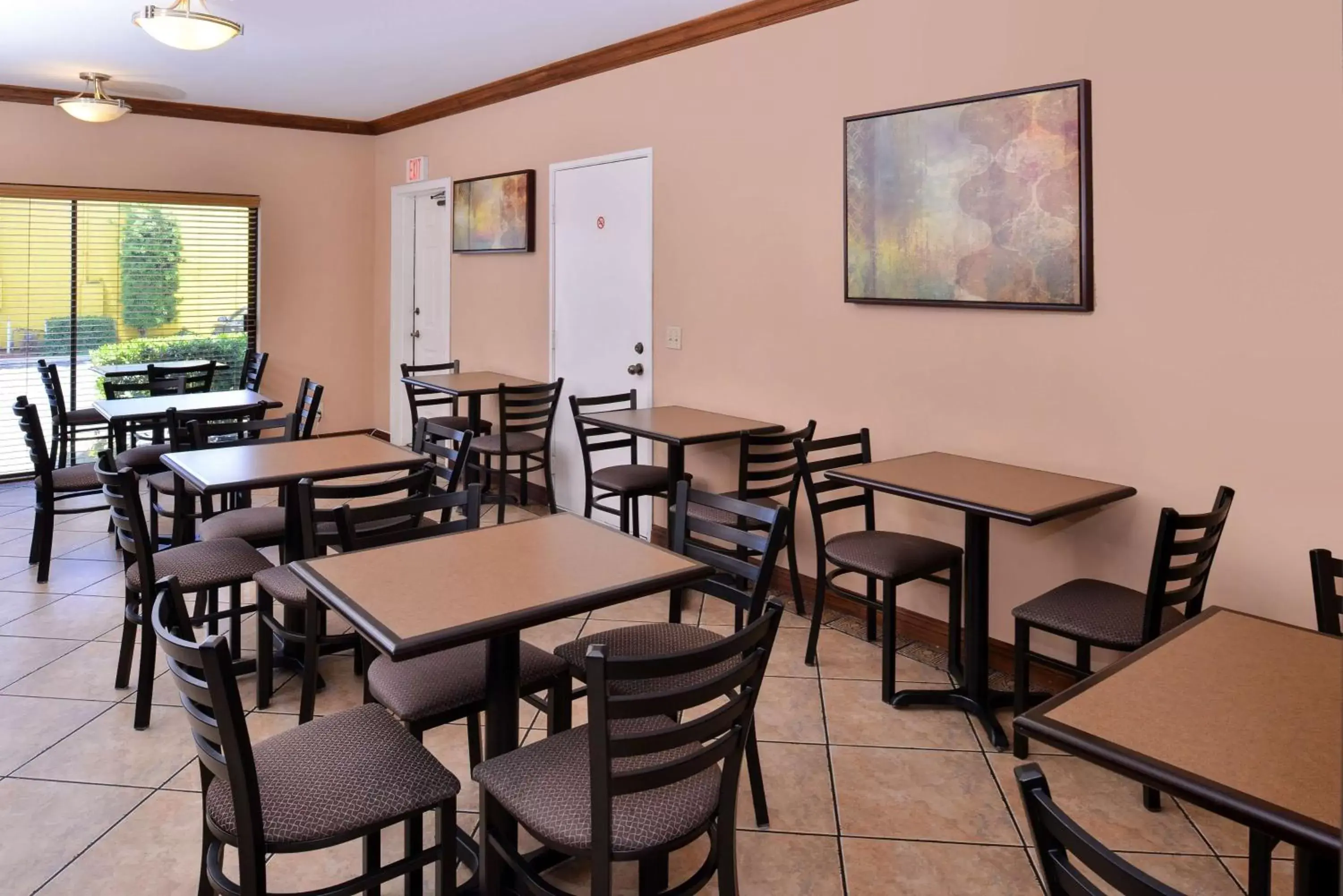 Restaurant/Places to Eat in Best Western Santee Lodge