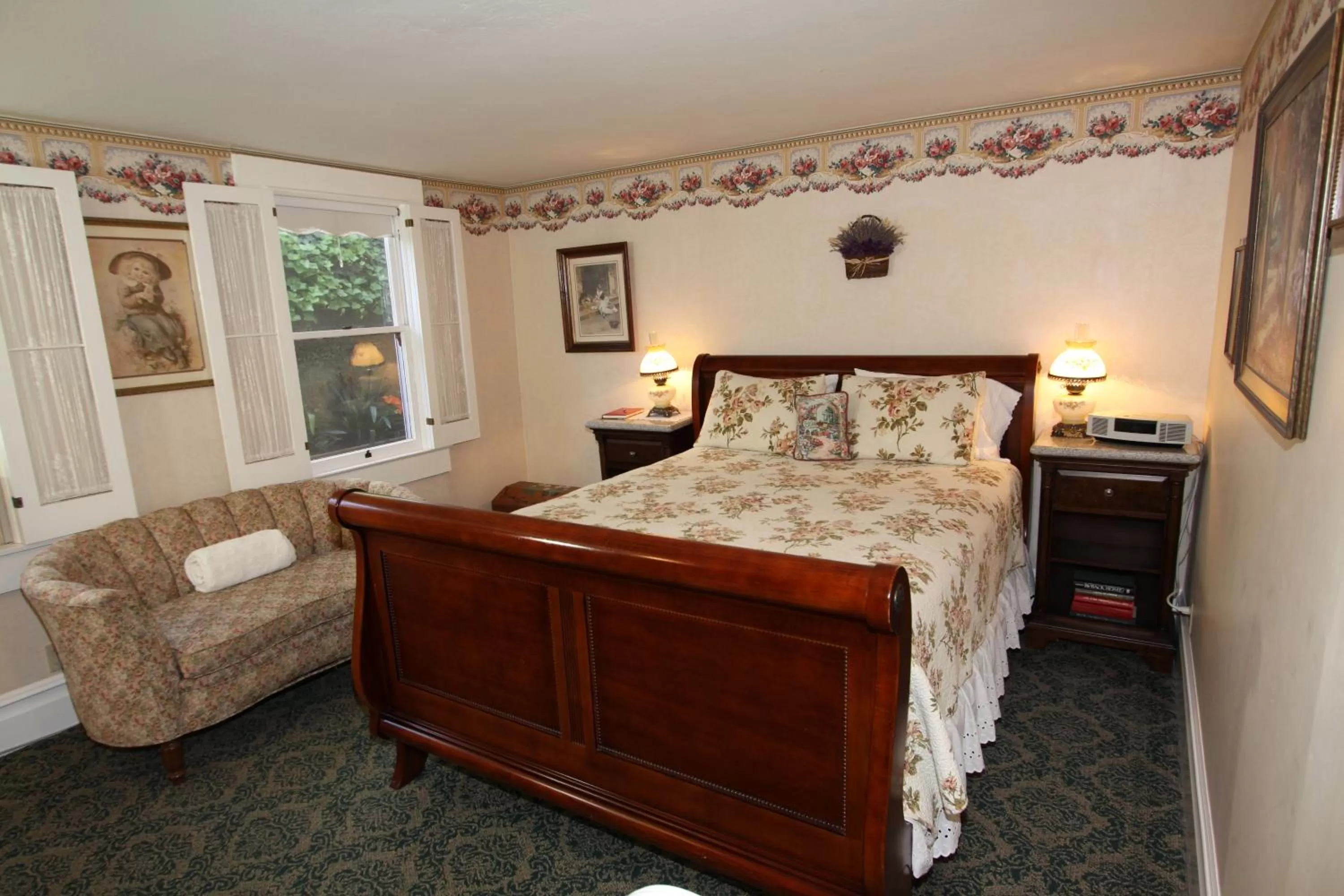 Bed in The Raford Inn