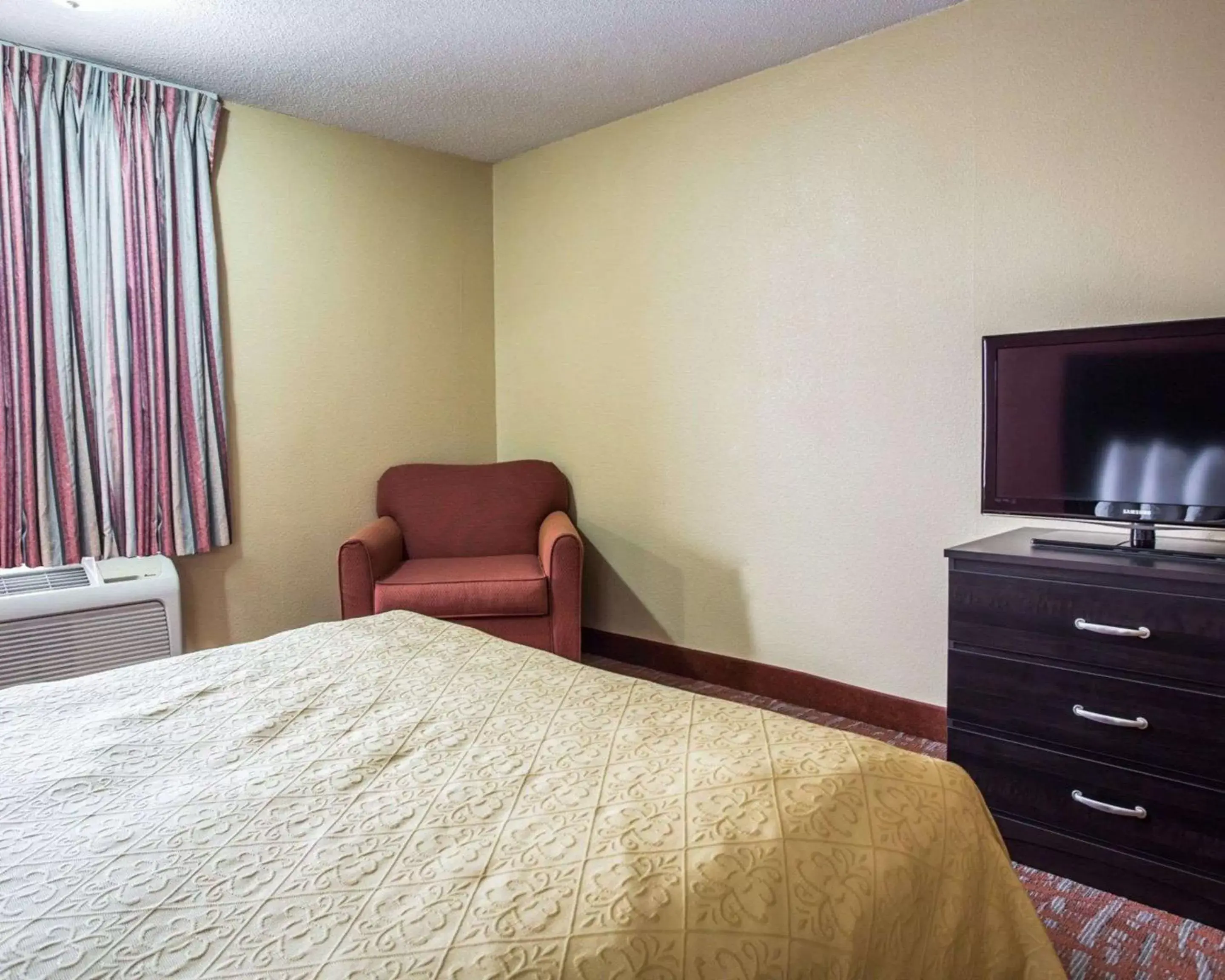 Photo of the whole room, Bed in Quality Inn & Suites Monroe